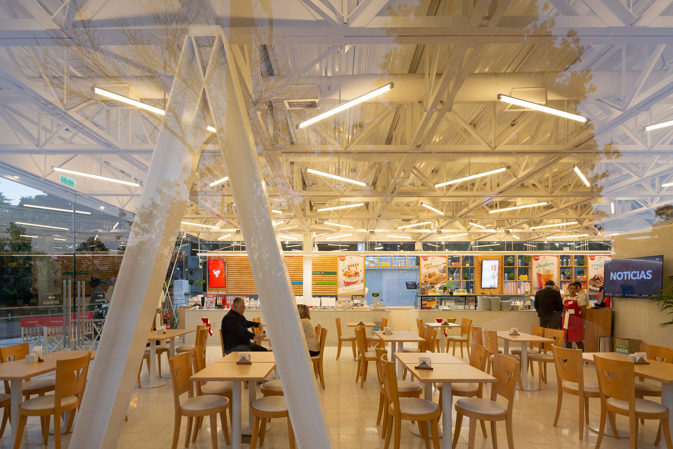 阿根廷 Veneciana Canning ICE CREAM 冰淇淋店 DRM Arquitectura 餐廳家具選用簡潔的木頭,強化功能性與舒適性,並與周邊自然景觀相呼應
