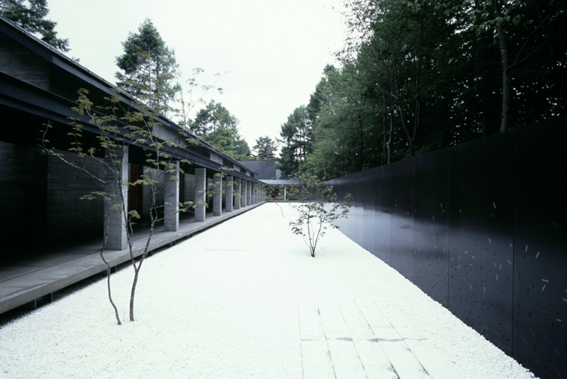 她負責的第一個重要作品是「星野集團 輕井澤 Bleston Court 飯店」(軽井沢ホテルブレストンコート)的改建 Hotel Bleston Court Cottage