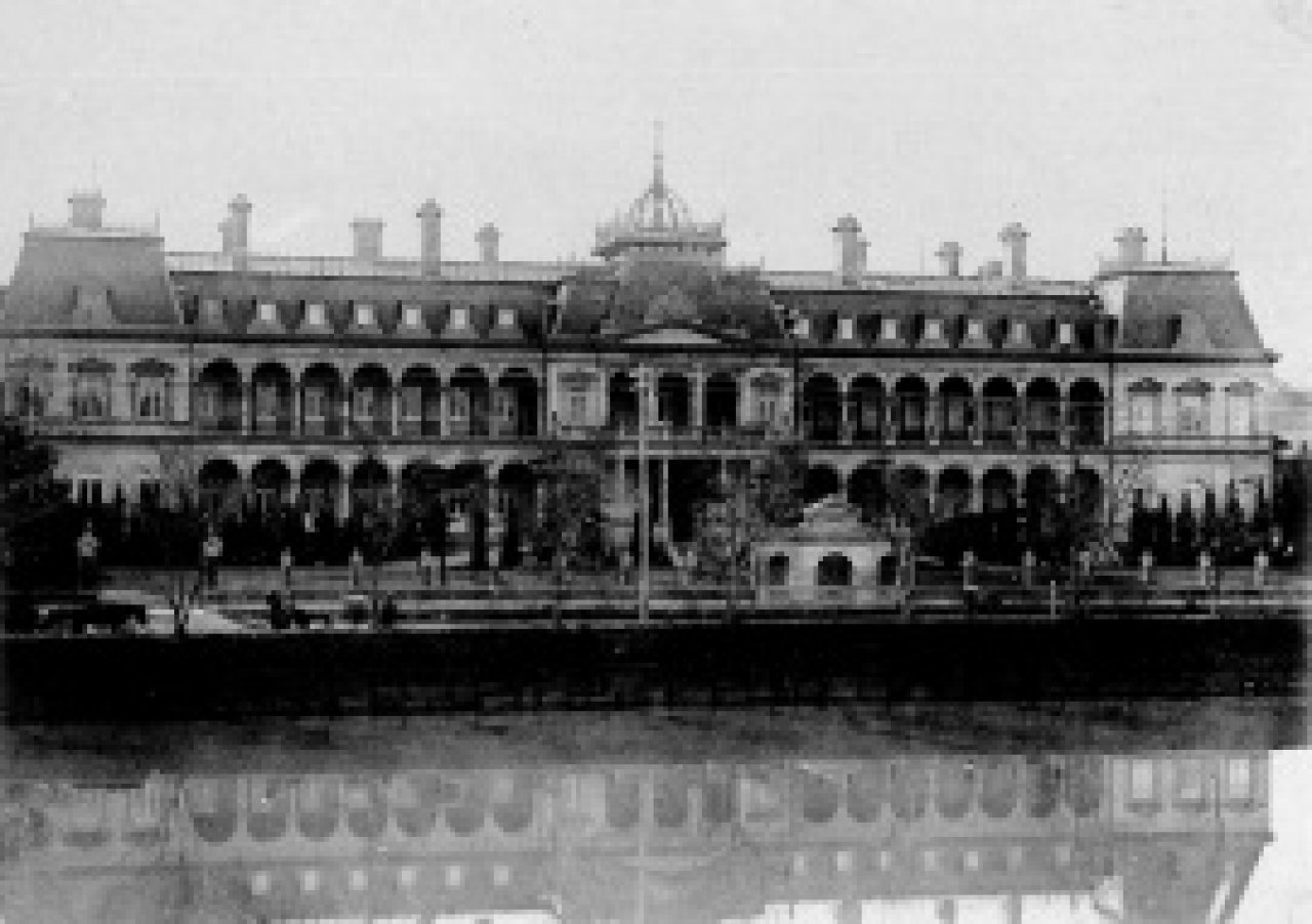 第一代帝國飯店：由渡邊讓設計，1922年因火災而燒毀