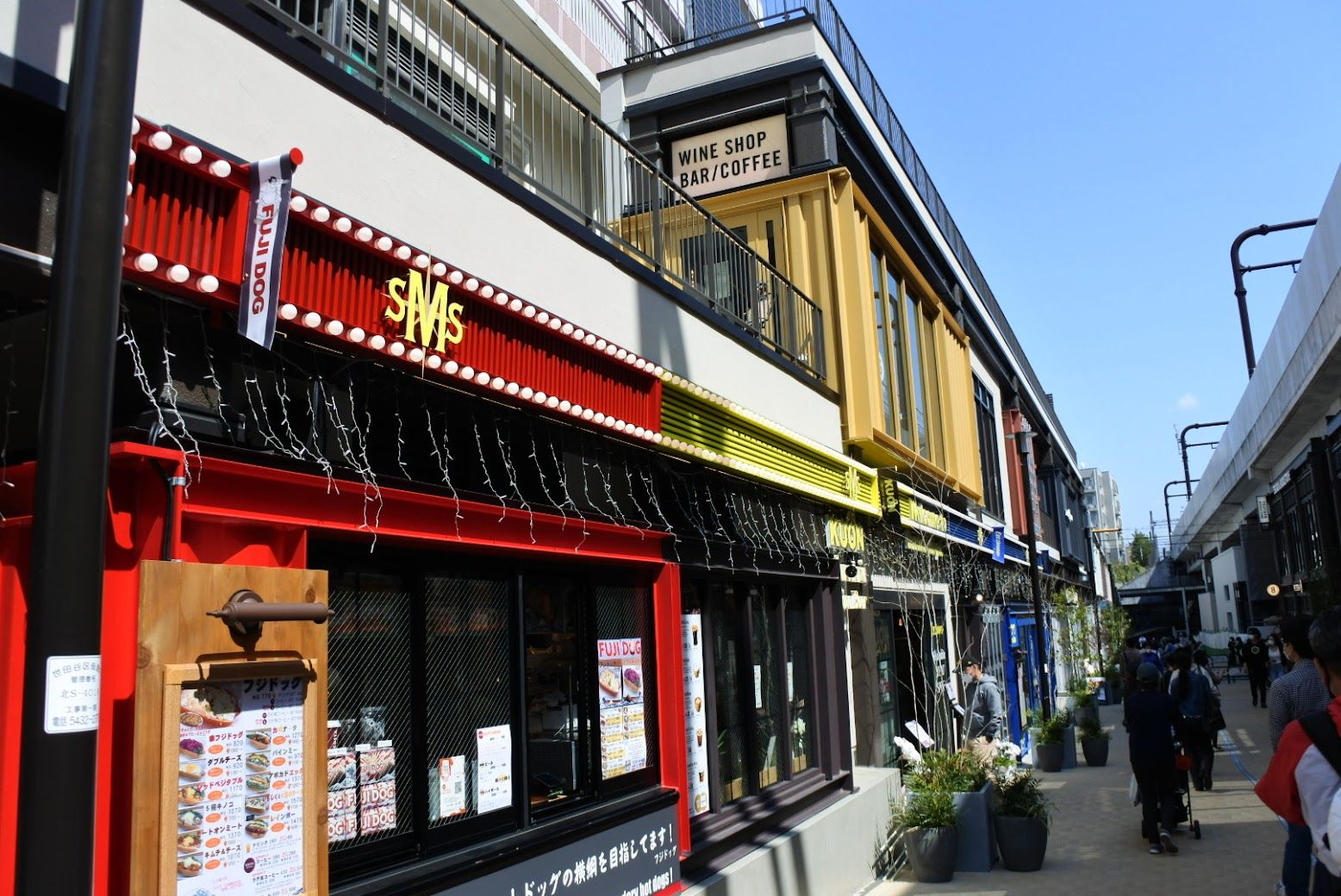 充滿活力的街道場景，展示各種商店和餐館