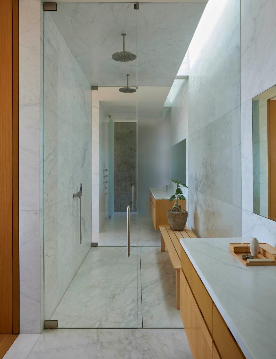 主浴室的材料選擇中加入了卡拉拉大理石（Calacatta marble），增添了一抹奢華