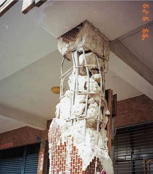 大樓騎樓柱破壞情形，工人未依結構圖說施工綁紮柱中央區箍筋間距太大，造成主筋挫屈