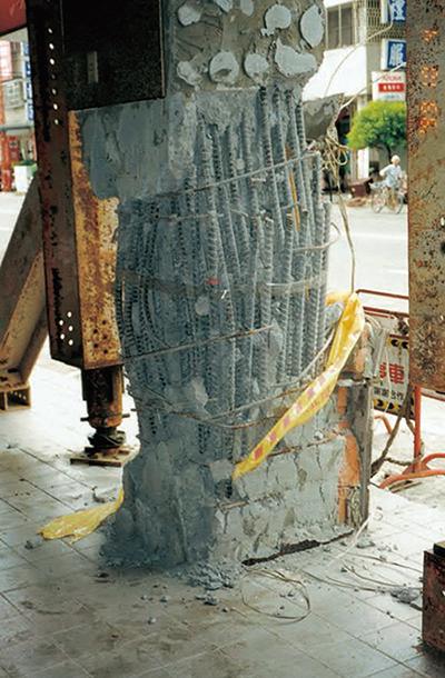 柱主筋搭接位於樓版起始處且箍筋紮置不良，間距太大，造成破壞。