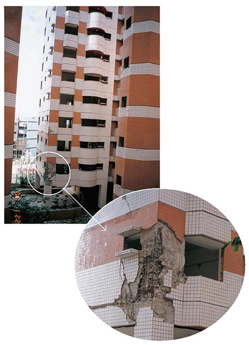 某大樓一樓開放空間建築，其二樓柱破壞的情形，所幸樑柱接頭箍筋有確實綁紮，未造成柱體潰敗倒塌。