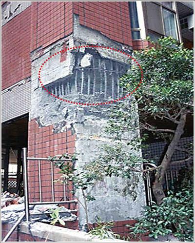 樑柱接頭未綁紮柱箍筋，造成該部位圍束力不足，於921大地震中產生向外迸裂破壞，嚴重影響房屋結構之安全。