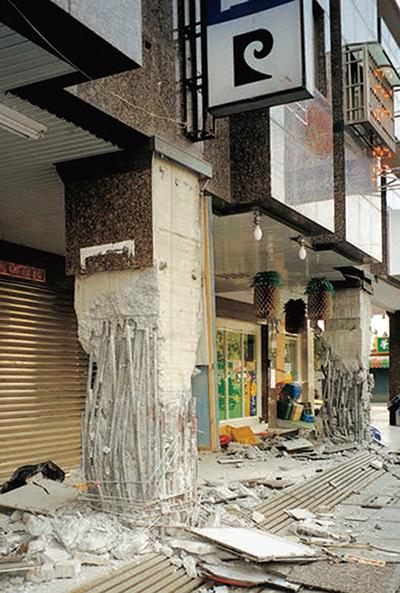 柱90度箍筋爆開且箍筋間距過大