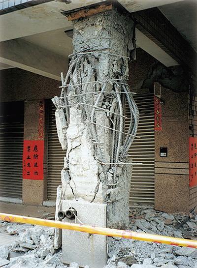 柱90度箍筋爆開且箍筋間距過大。