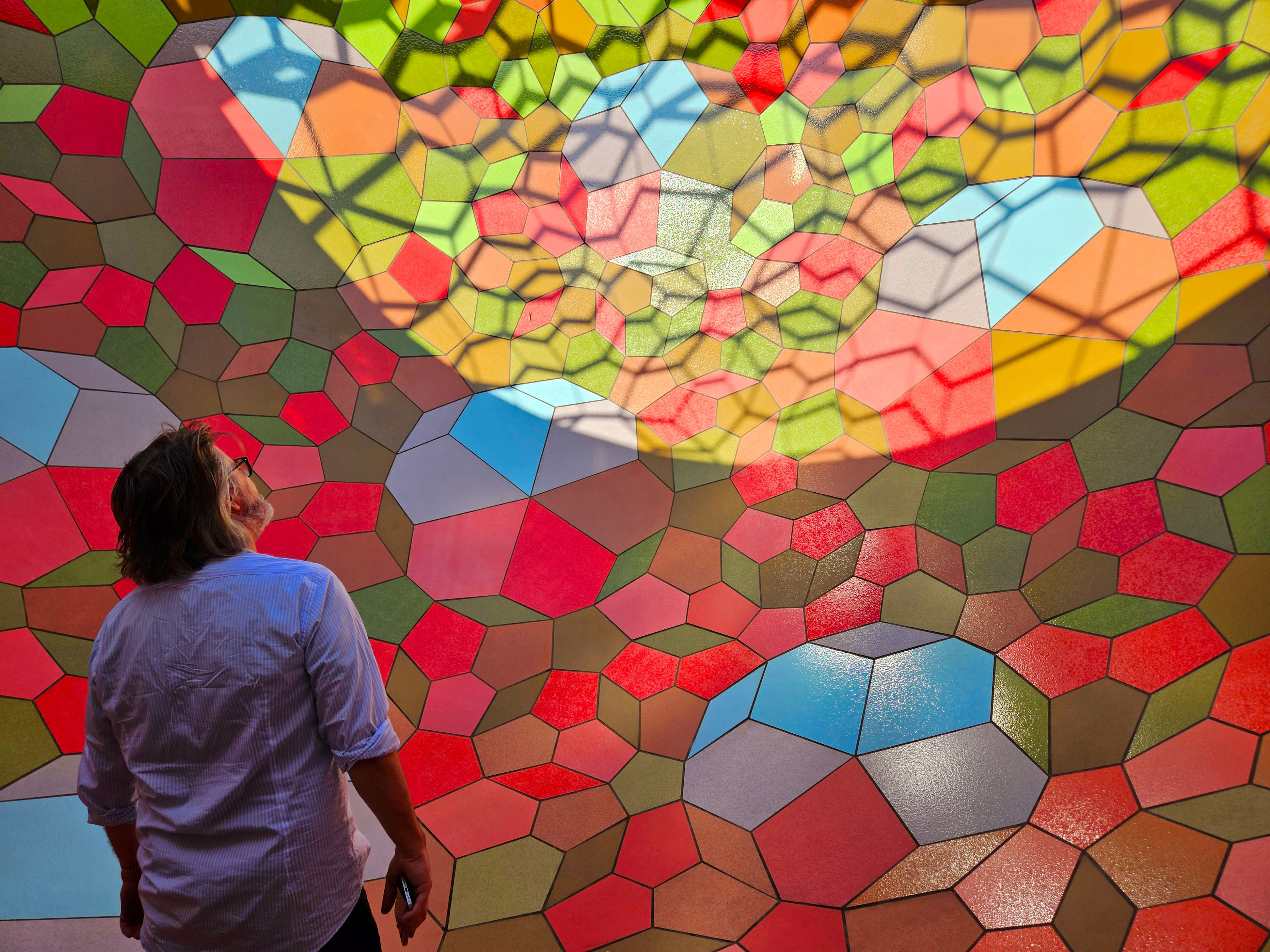 Olafur Eliasson在沉浸式裝置藝術作品《呼吸大地球體》(Breathing Earth Sphere)裡仰望天光