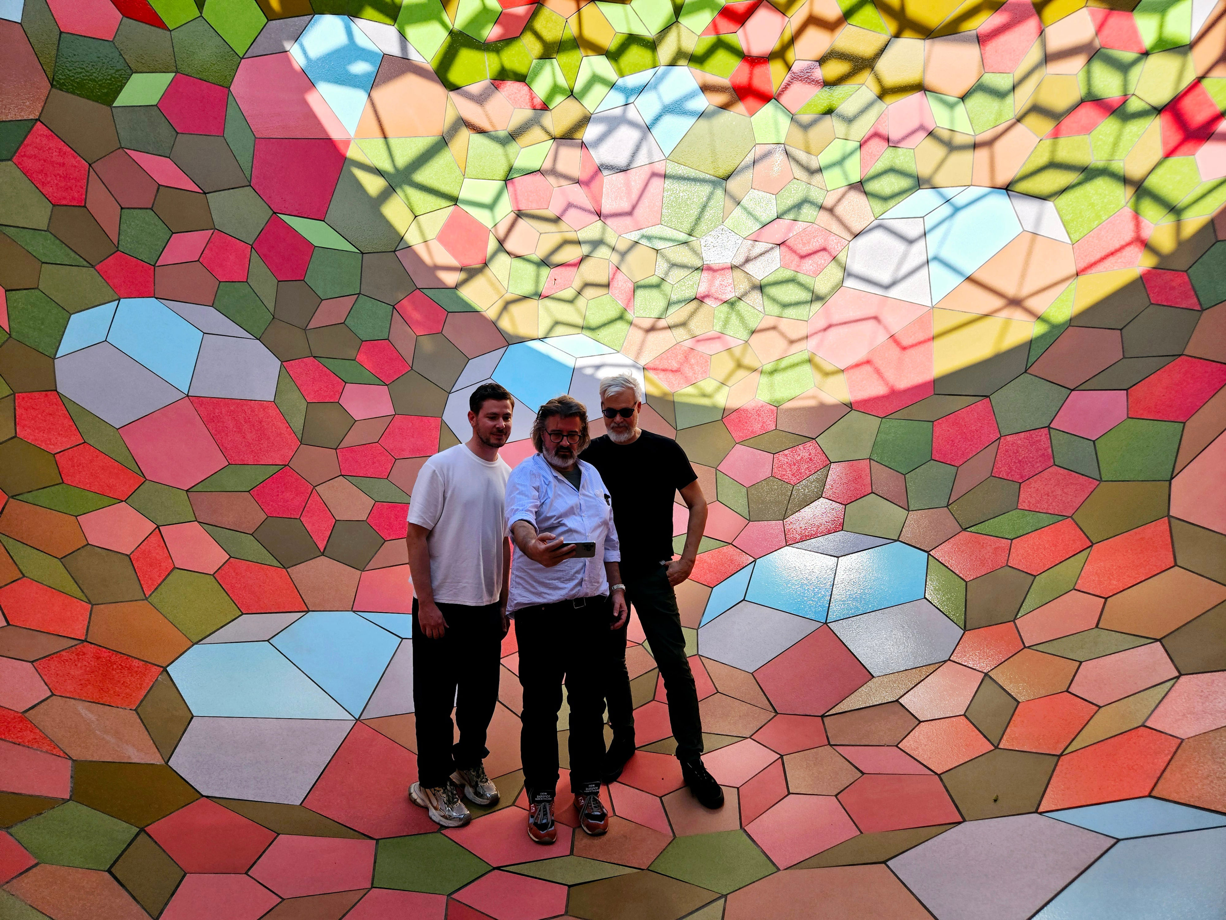Olafur Eliasson和他的團隊自拍