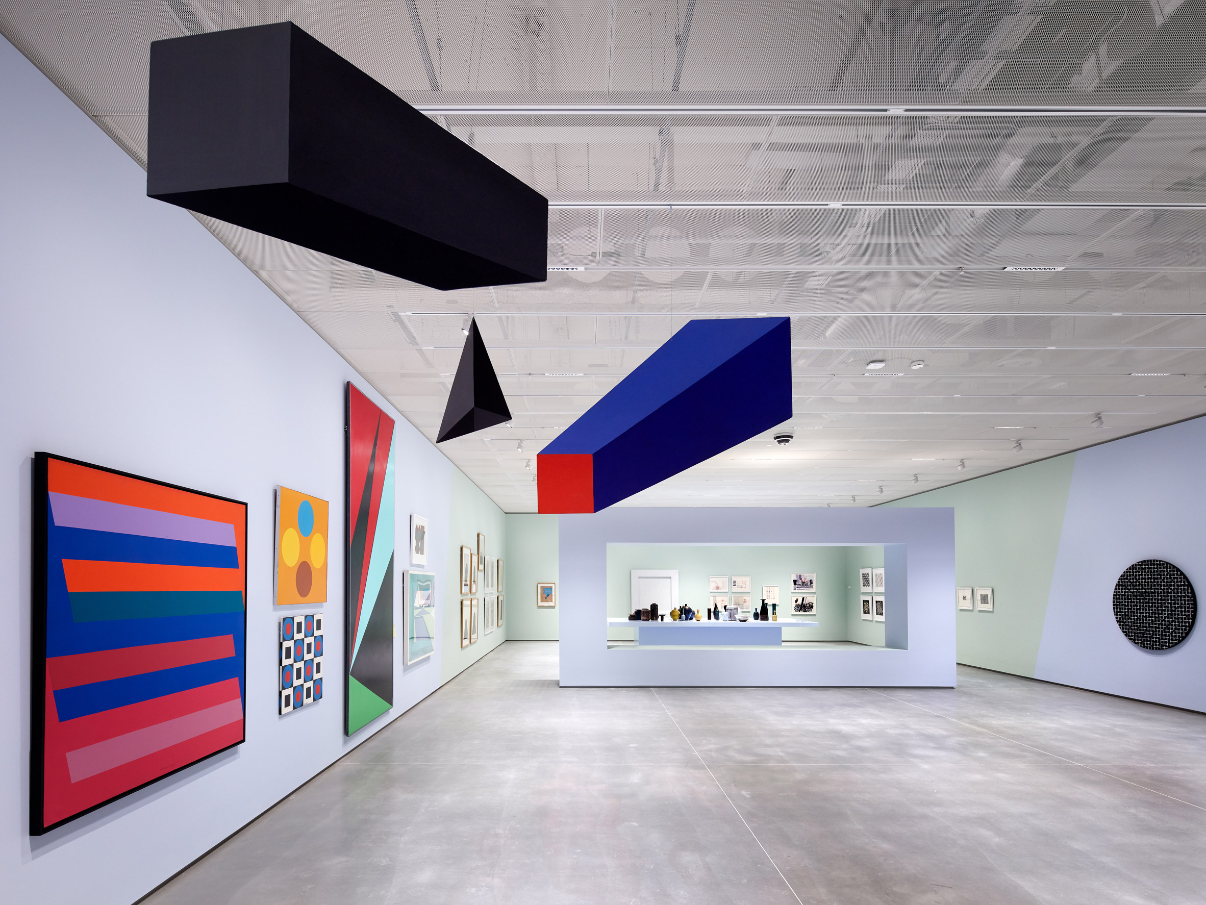 「Kunstsilo 美術館」的另一個亮點,便是其豐富的館藏。此美術館典藏了來自 Kristiansand 的挪威企業家兼藝術收藏家 Nicolai Tangen 的私人藏品,這些藏品被稱為「Tangen 珍藏」(Tangen Collection)