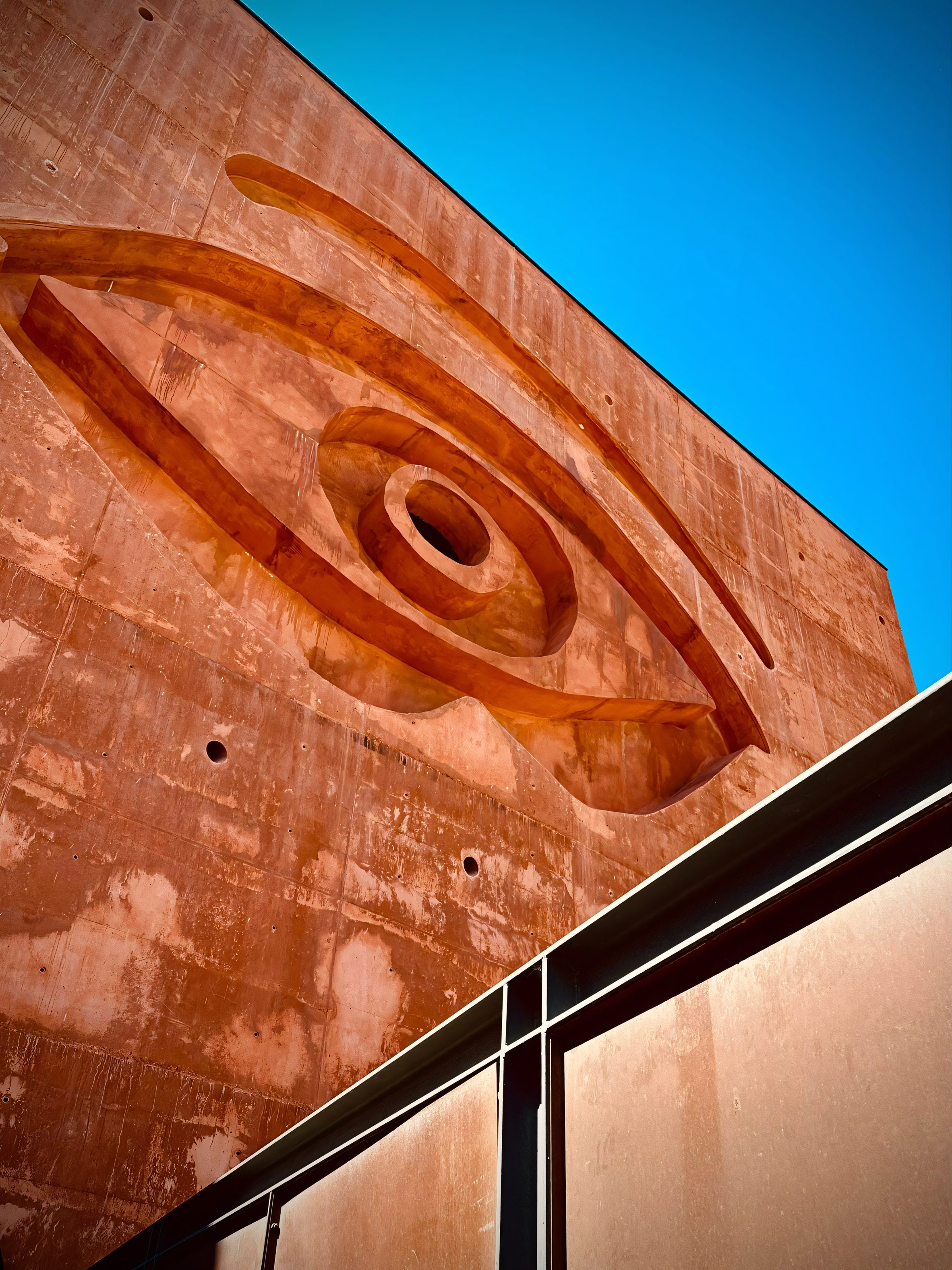 外觀上斗大而醒目的眼睛，則象徵著偉大的在地超現實主義藝術家們的敏銳目光，而從眼睛散發出的煙霧，則帶有超現實主義的神秘感，讓人想要一探究竟。此建築物可說是菲力普．史塔克（Philippe Starck）的經典作品，也成為了西班牙的地標性建築物