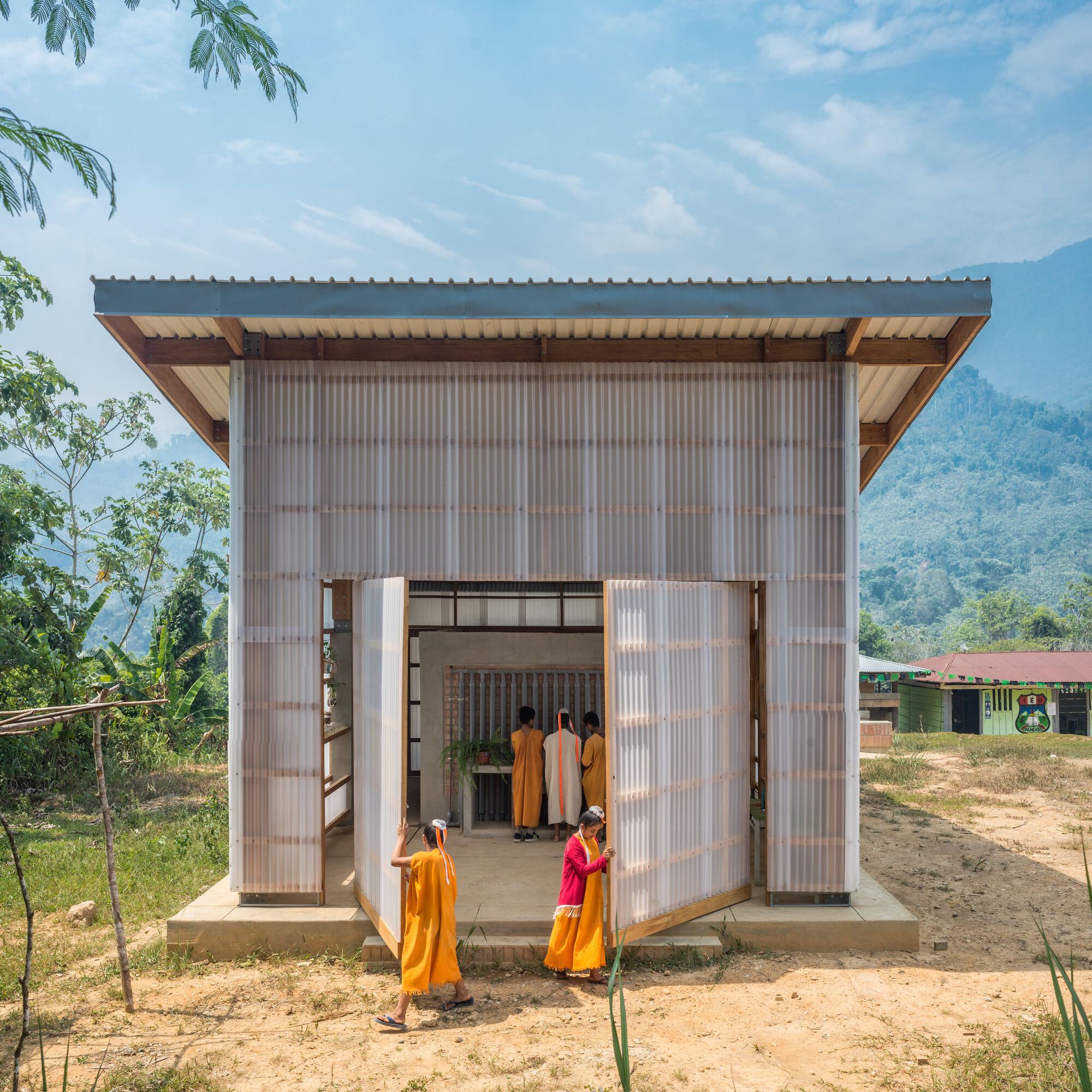 這座教育設施作為多用途空間，可以進行教育活動，還能承載社區的多種公共用途。設計理念展現社區願景：用來晾曬藥用植物和根莖的教育空間，以及「開放教室」用於研究和學習自然醫學、農業和林業