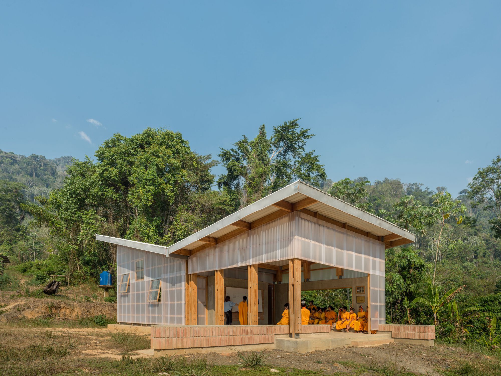 「Mencoriari 科技與環境實驗室」座落於秘魯中部叢林的 Mencoriari 原住民社區，由非營利組織 Semillas設計，致力於為傳統教室提供替代性的教育空間，並保存流傳數千年的植物和森林知識