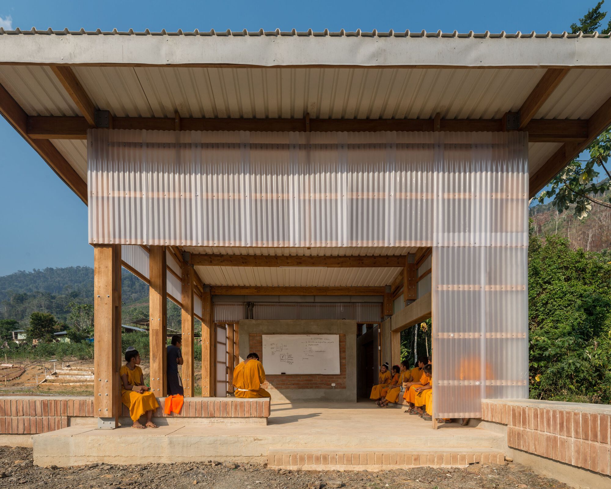 建築量體位於基地的西南側，正對著森林和山谷，緊貼山脈輪廓，讓自然風光盡收眼底。以水泥地面為基礎，完全由木構組成，部分牆面和屋頂覆蓋了透明的PP聚丙烯波紋板