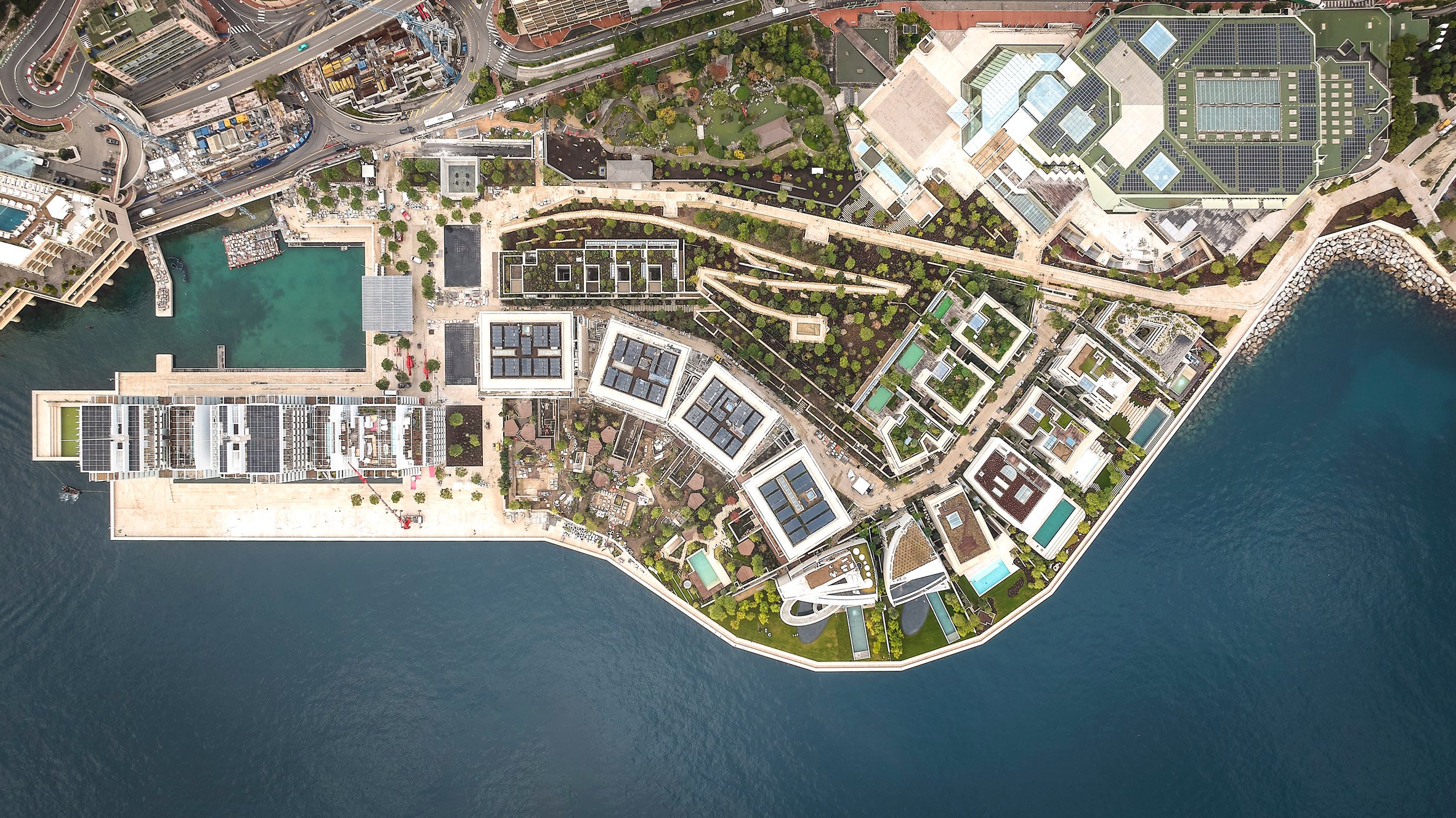 摩納哥填海造陸計畫鳥瞰：Mareterra生態區向地中海延伸了近 6 公頃，為這個人口稠密的國家，增添新的土地和發展空間