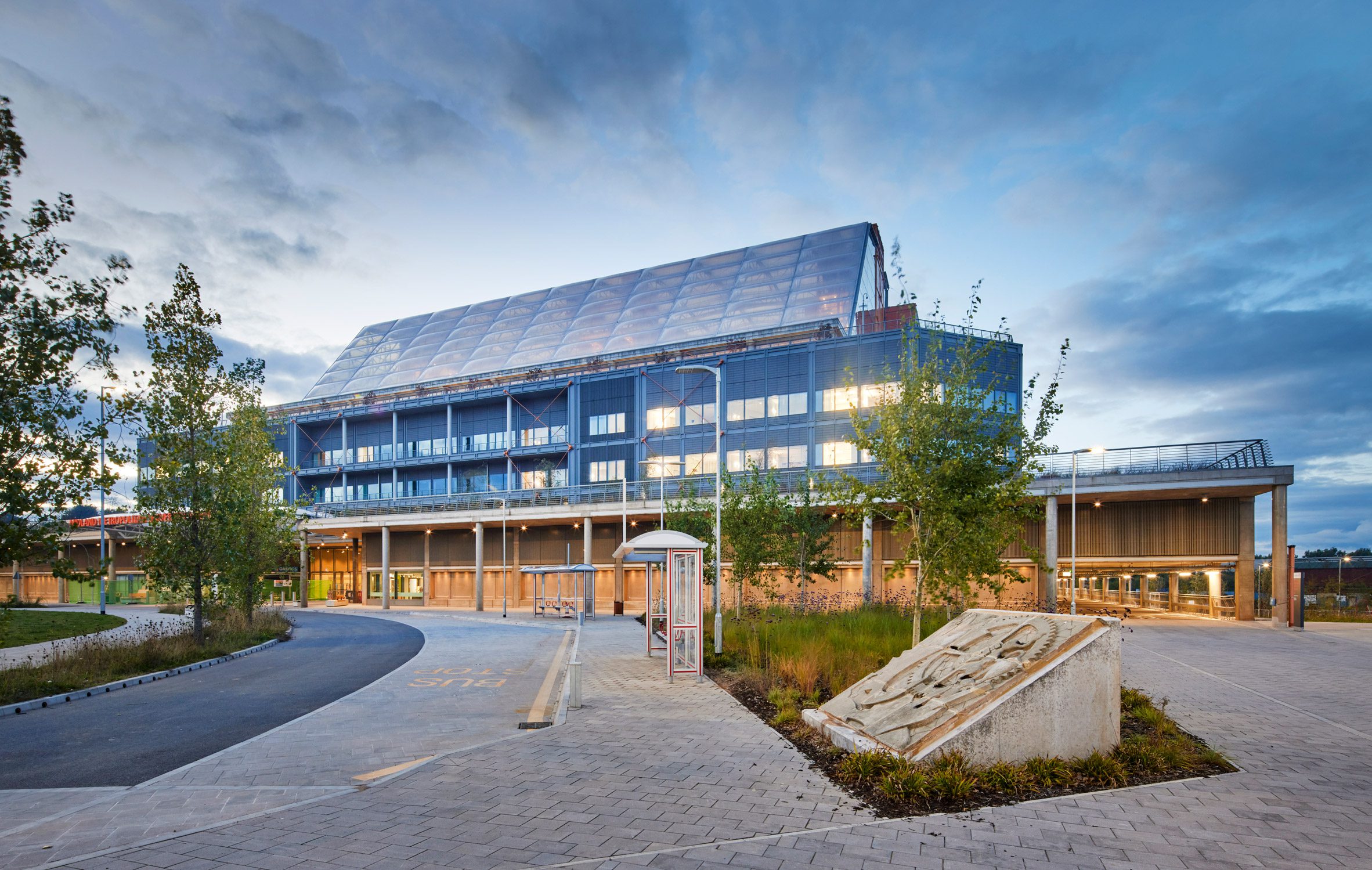 英國 Midland Metropolitan University Hospital(MMUH)位於伯明翰(Birmingham)附近的斯梅西克(Smethwick),是一座 11 層樓高的現代化醫院,結合了尖端的醫療技術和人性化的設計理念