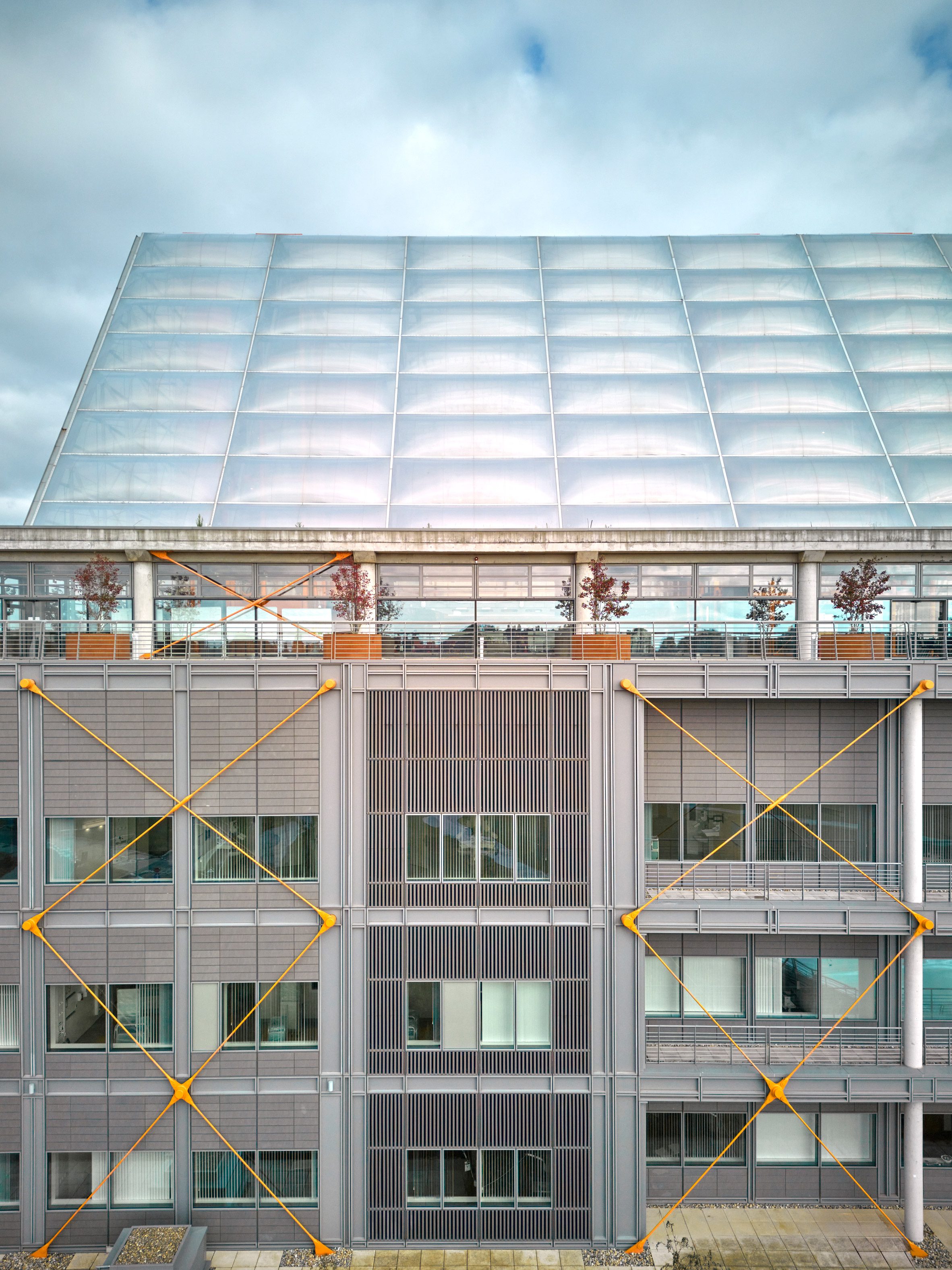 冬日花園的屋頂採用 ETFE 充氣枕,可以引入充足的自然光線,創造明亮舒適的環境