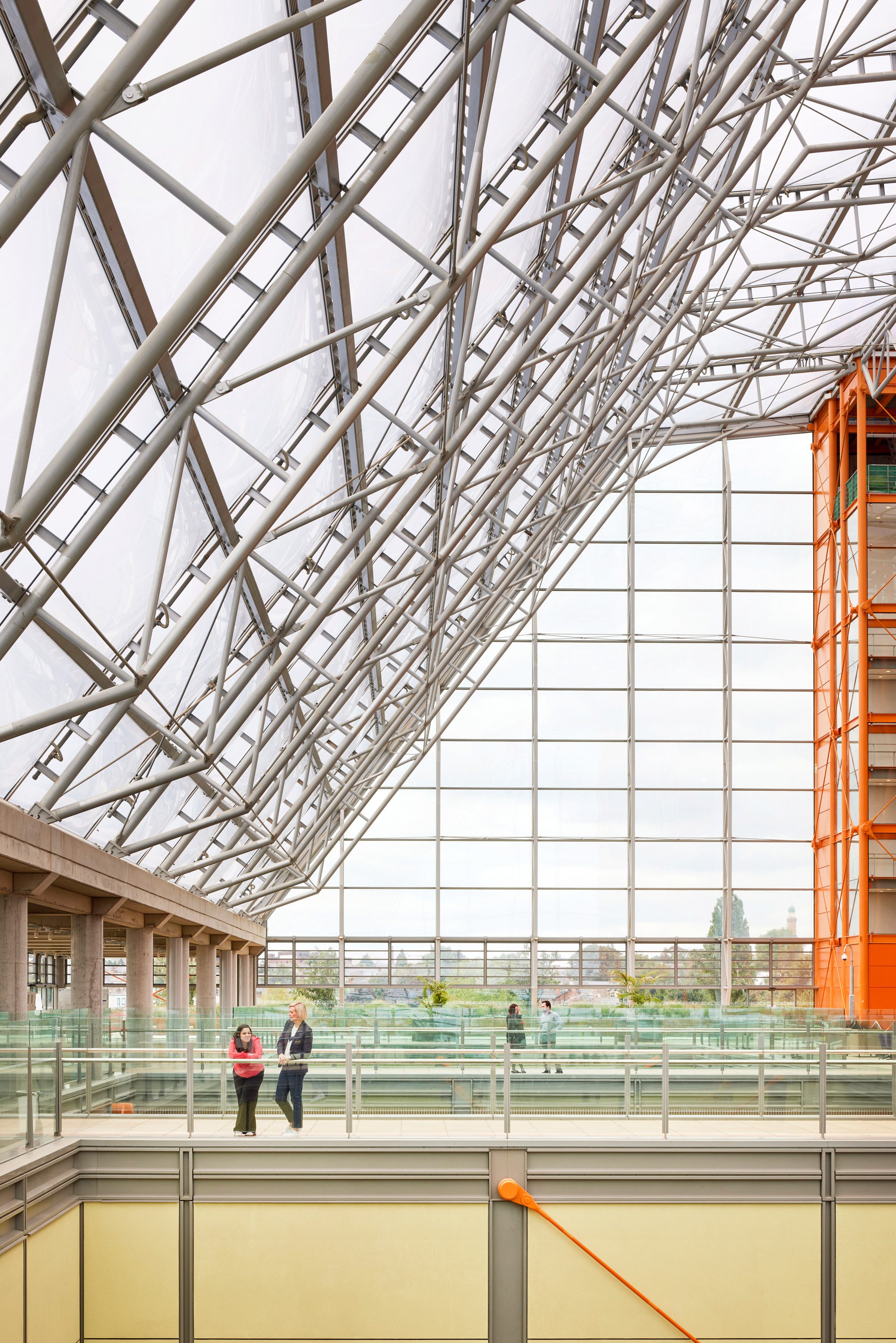 位於東側的冬日花園(Winter Garden),是鋼構系統所包覆的室內花園,總樓地板面積約 5,000 平方公尺,讓病患和訪客享有休憩、療癒、避寒的所在