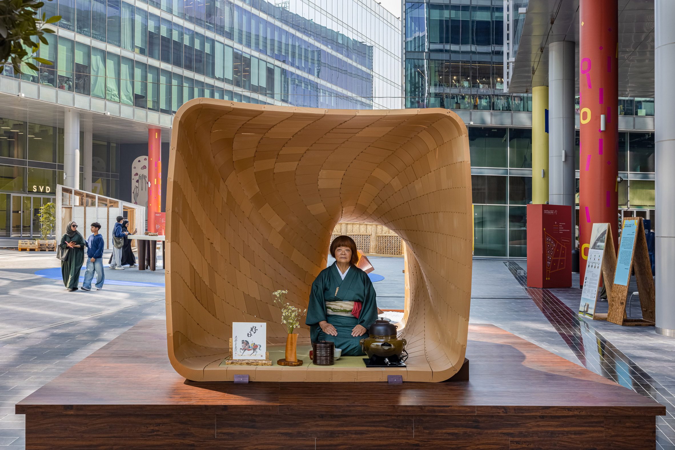 日本建築師事務所三菱地所設計（Mitsubishi Jisho Design），在 2024 年杜拜設計週上，展出了一座以 3D 列印木屑打造的茶室「The Warp」