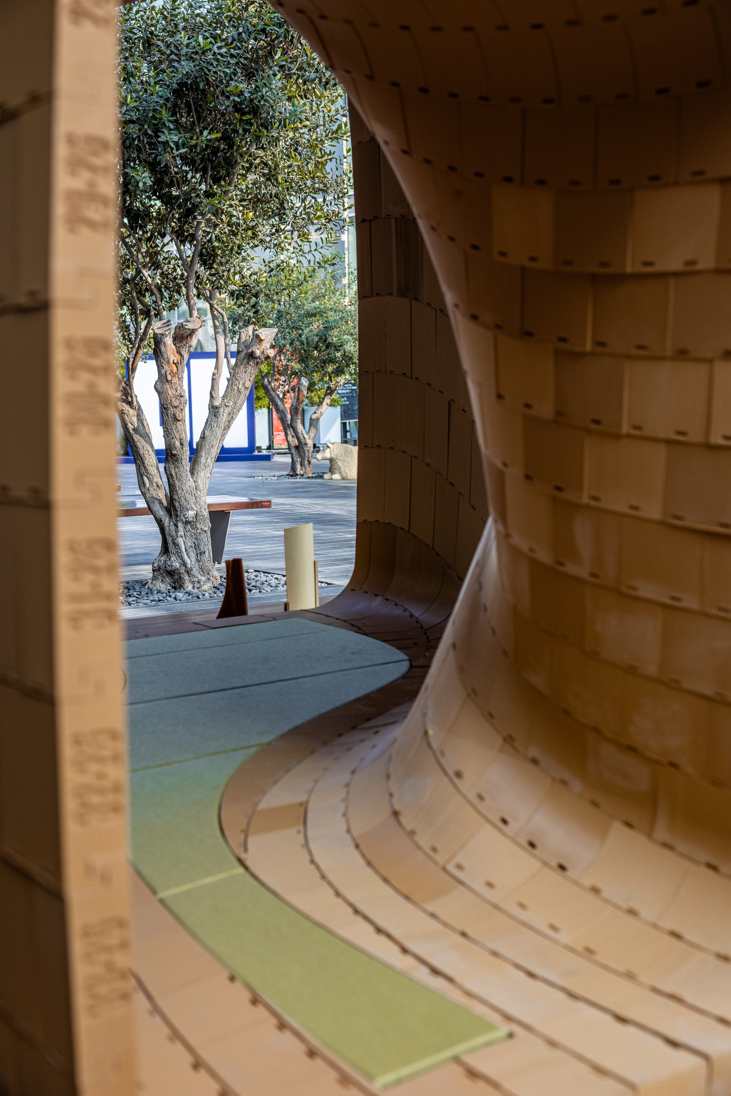 每個零件都有獨立編號：「再生木材」系統利用生產木質建材過程中剩餘的鋸屑，將其轉化為能夠高精度和高強度3D列印的原材料，這些構件尺寸適合列印，也能放入標準尺寸的紙箱內，方便運輸