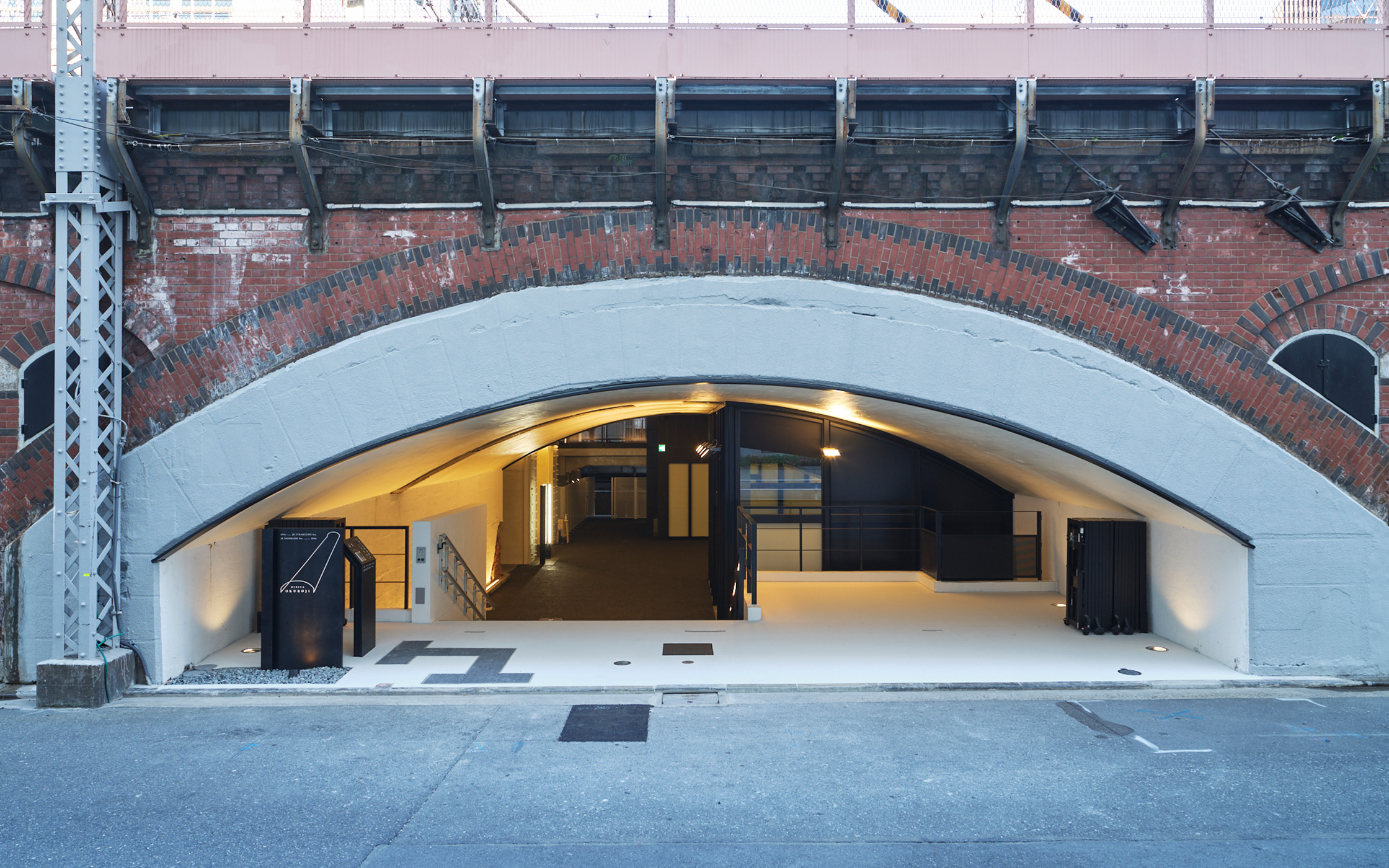 高架下的磚拱結構靈感源自柏林高架橋,由工匠手工建造,展現了百年以上建築的細節美感。約300米的共用通道設有利用古材製成的長椅,讓人可以一邊步行一邊休憩,享受空間之美