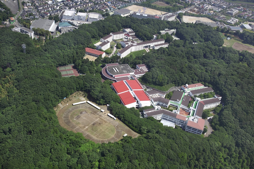 日本女子大學附屬高中(日本女子大学附属高等学校)校舍坐落於綠意盎然的多摩丘陵一隅,校園佔地面積達約3萬平方米