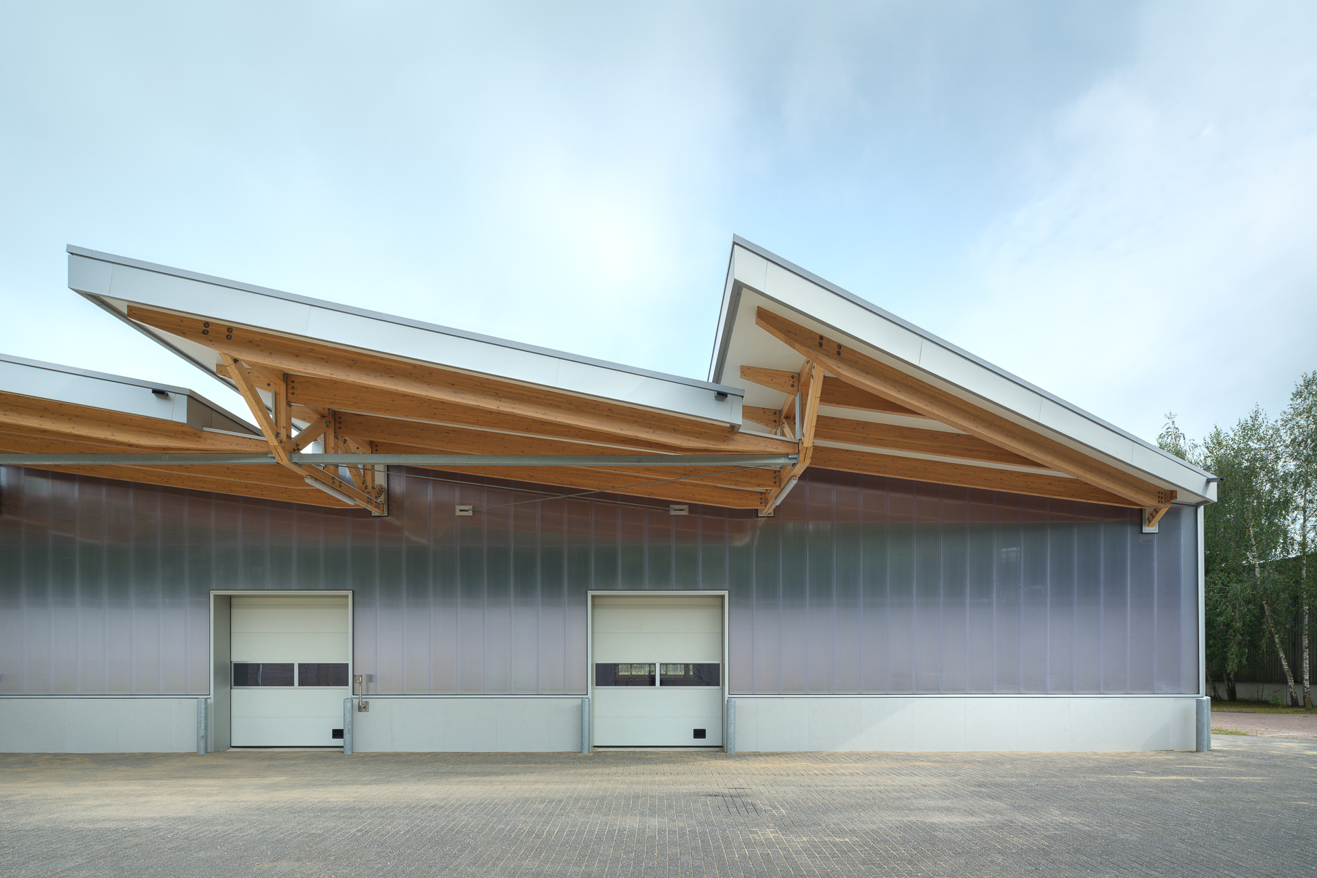 呼應荷蘭近年司法機構建築政策，倉儲商店的樑柱及桁架採用CLT建造，外牆則使用未經化學處理的熱改性木材及PC板材，基座採用預鑄環氧混凝土構件。構造方式讓建築物便於拆卸及搬遷，延長了建材的使用年限，減少資源浪費