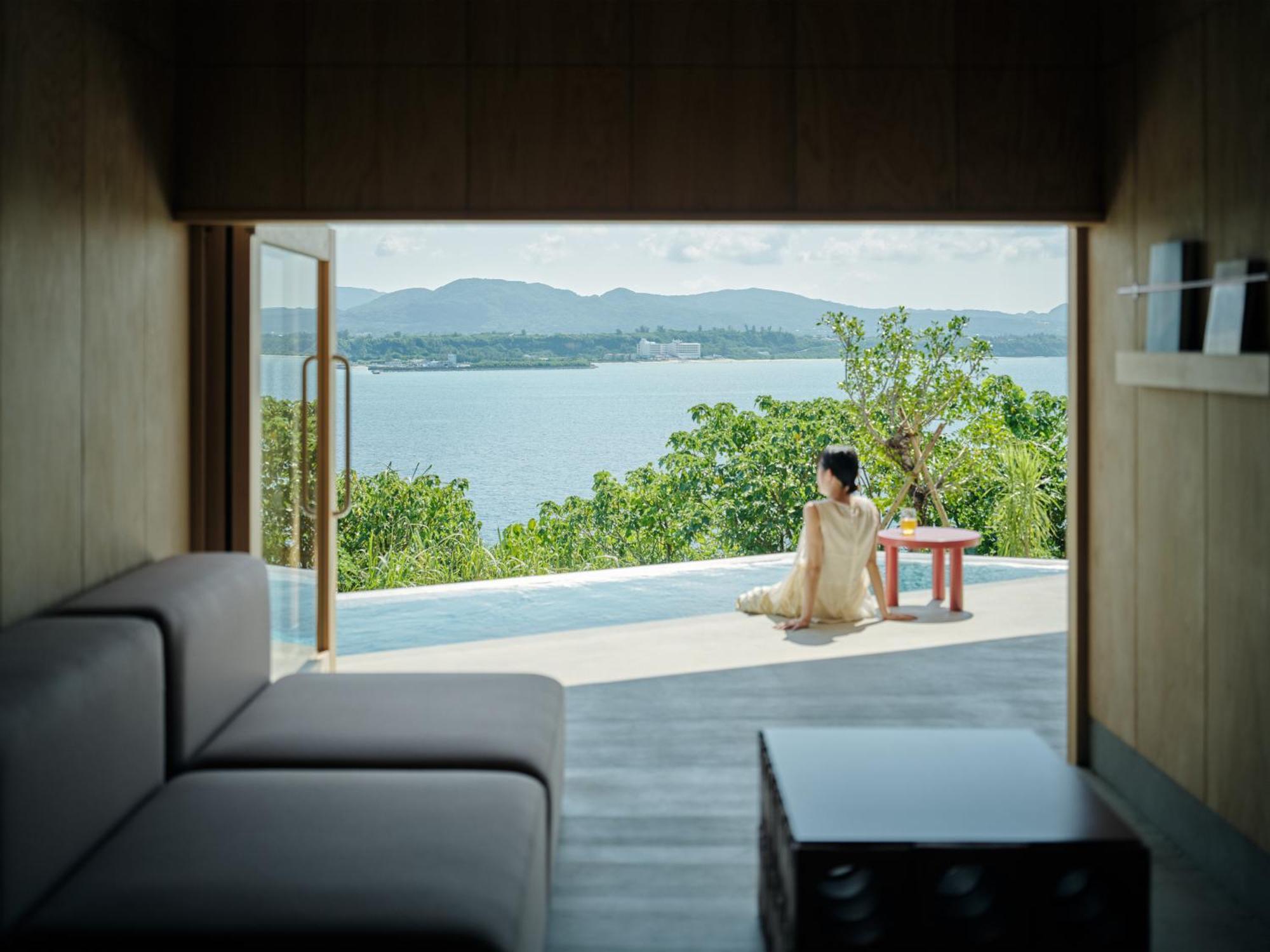 充滿光線、綠意和水的元素。飯店由八座獨立的「可住宿庭院」組成，每個庭院都採用「八字型」的設計，由兩個建築單元構成，創造出半戶外的用餐空間，既保有開放感，又能兼顧隱私