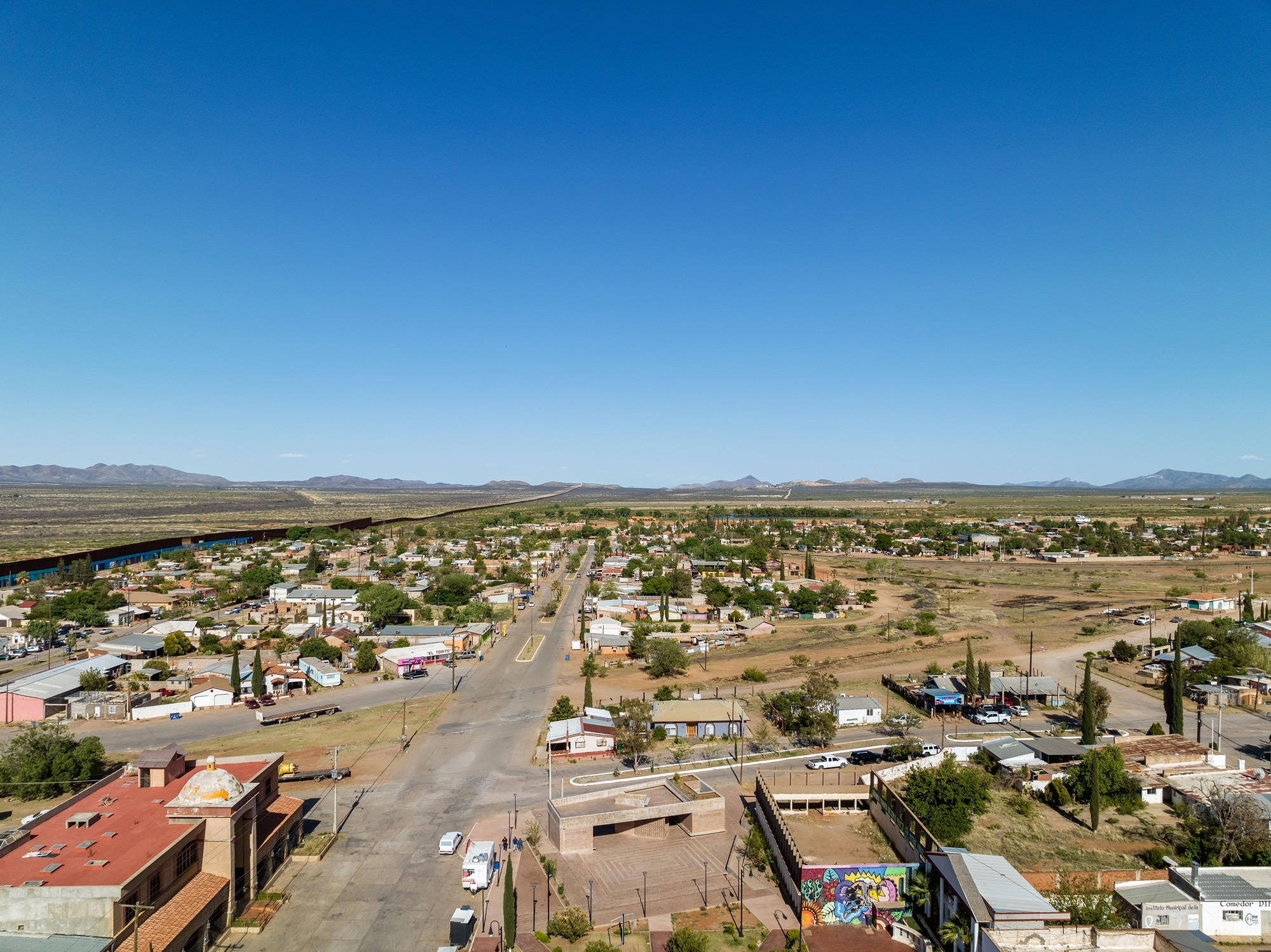 enito Juarez Square位於墨西哥納科的中心，周圍為低密度建築和遼闊的自然景觀所環繞。廣場結合當代設計語彙，以磚牆與簡潔結構形成鮮明視覺焦點，成為這座小鎮的社會活動核心