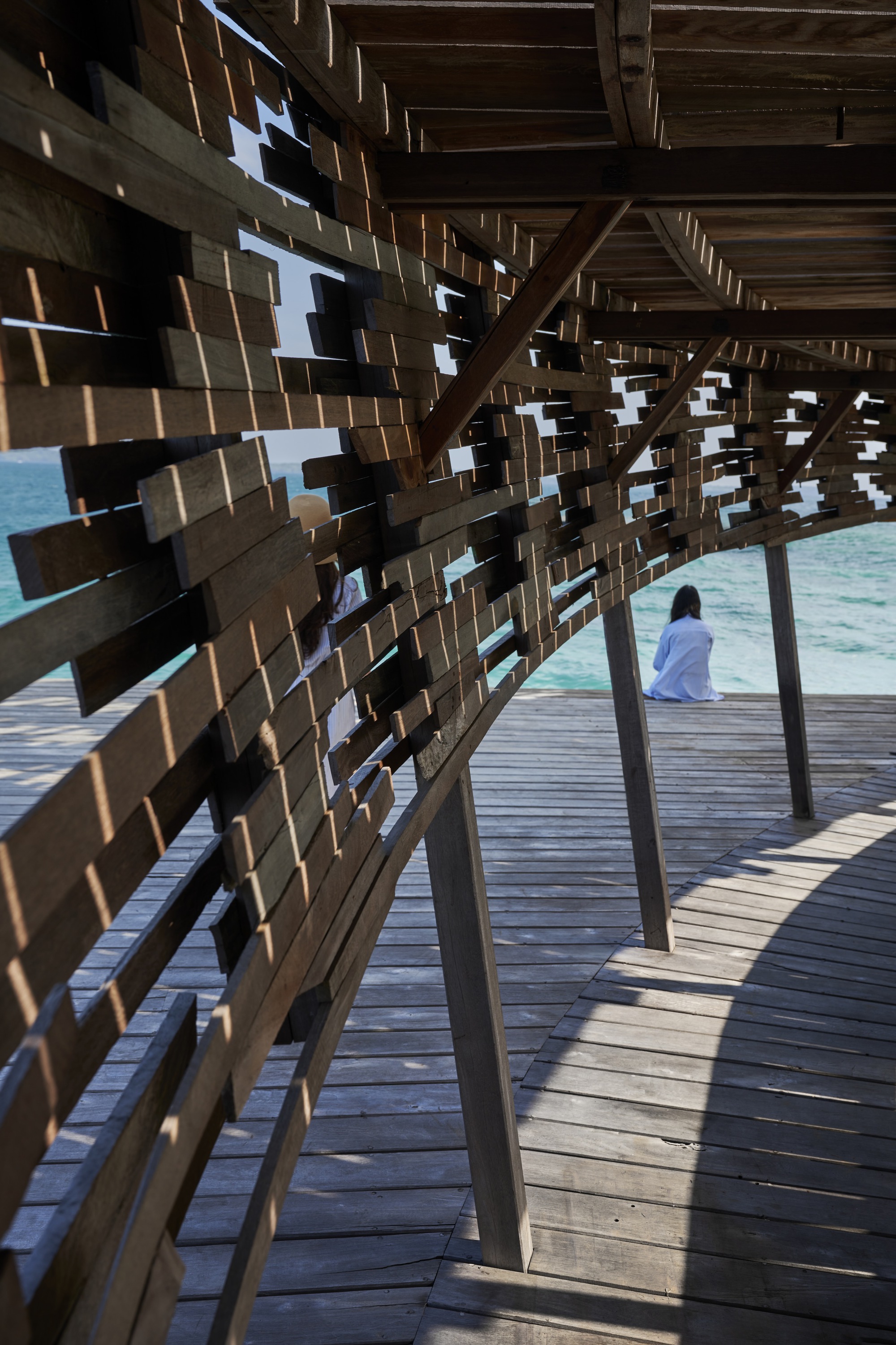 印尼海上木構平台 觀賞鯊魚 Pusaran Ocean Deck