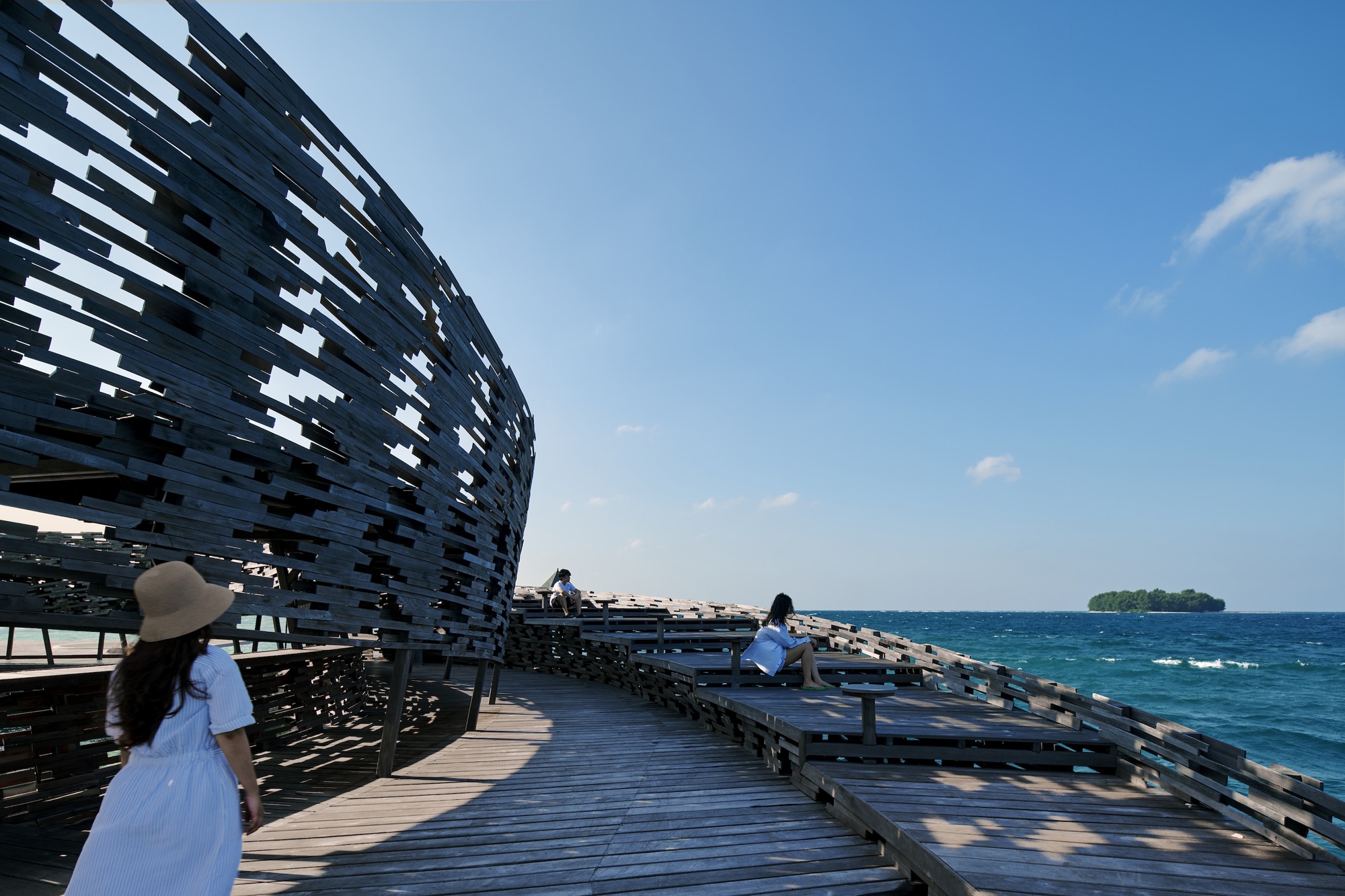 印尼海上木構平台 觀賞鯊魚 Pusaran Ocean Deck