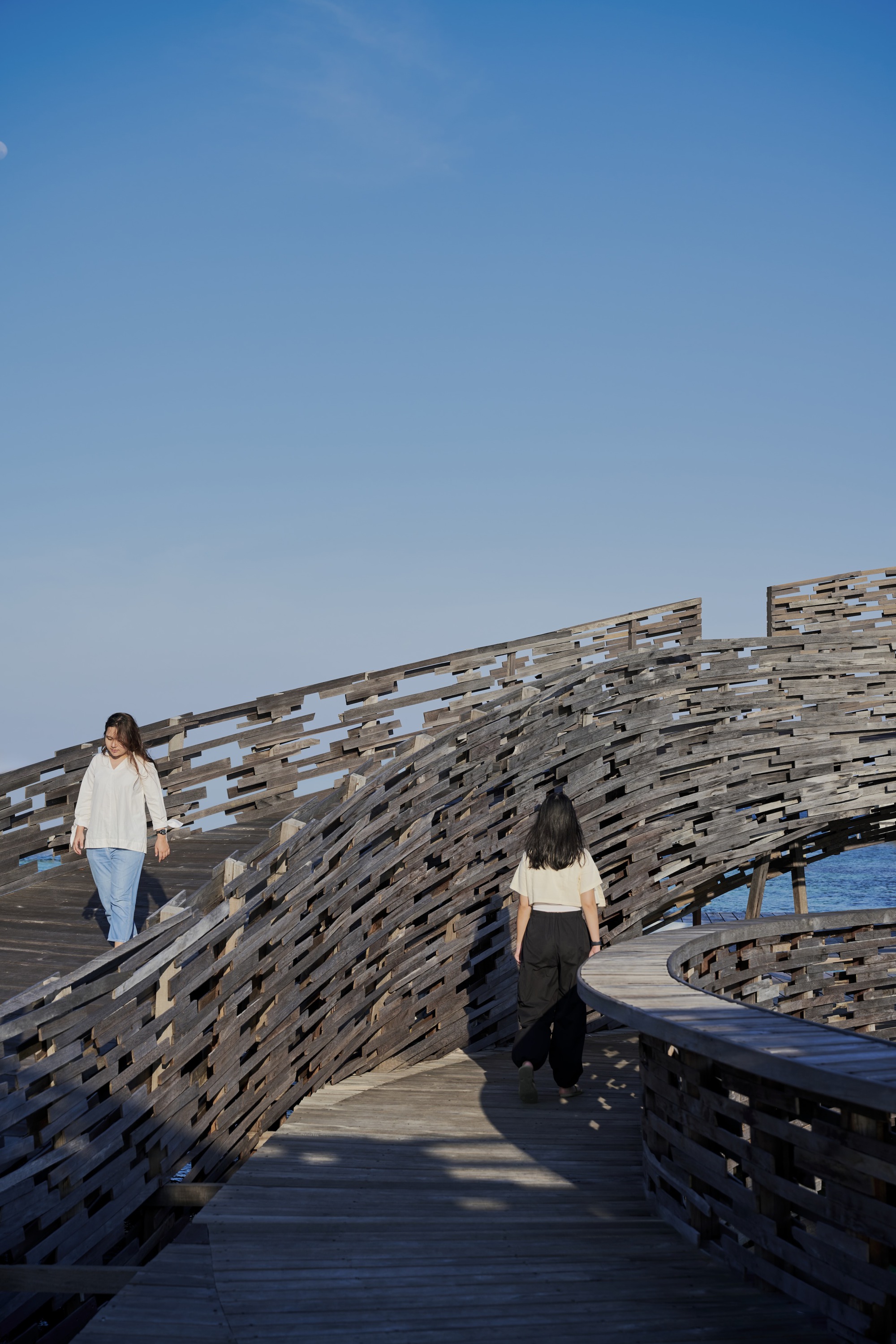 印尼海上木構平台 觀賞鯊魚 Pusaran Ocean Deck