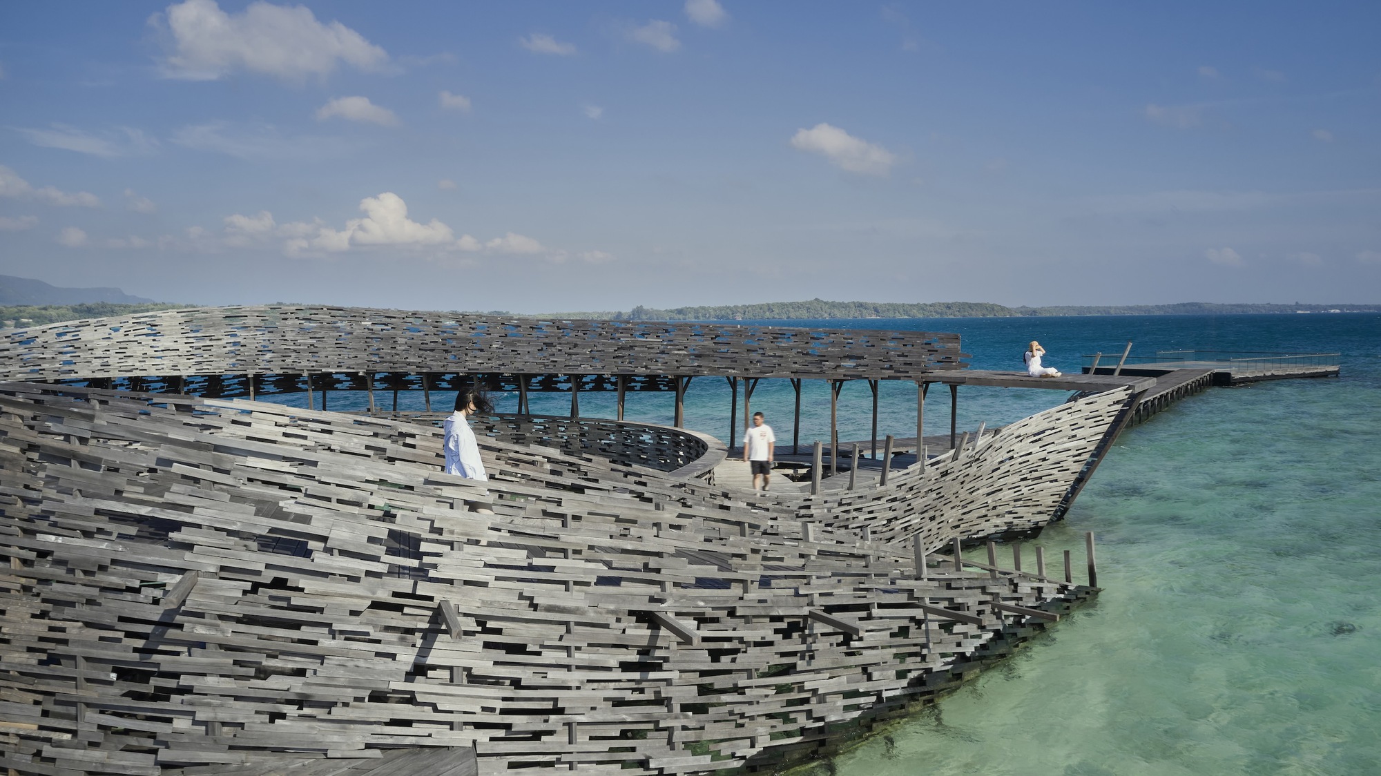 印尼海上木構平台 Pusaran Ocean Deck 以再生鐵木為建材，採用在地工法，建構於既有的鯊魚觀察池之上，旨在打造一個不干擾海洋生態的多功能海上空間做為休閒設施