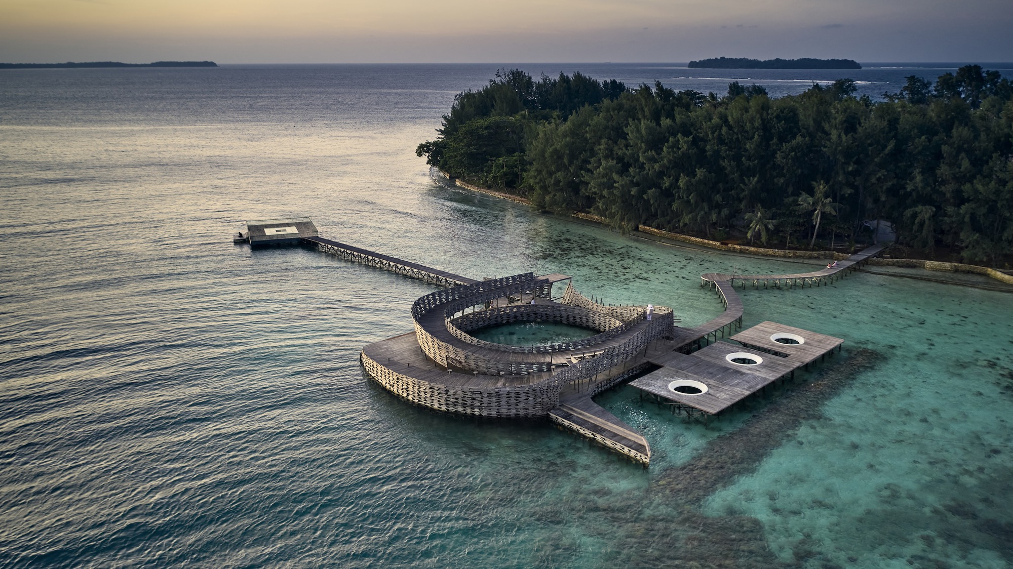 印尼海上木構平台 觀賞鯊魚 Pusaran Ocean Deck