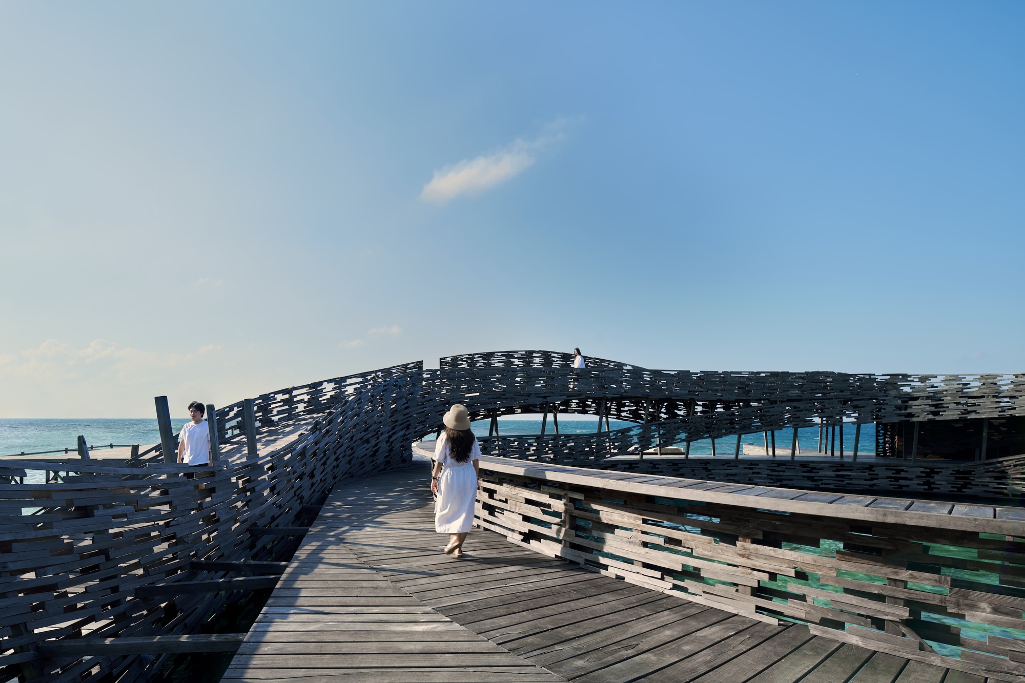印尼海上木構平台 觀賞鯊魚 Pusaran Ocean Deck
