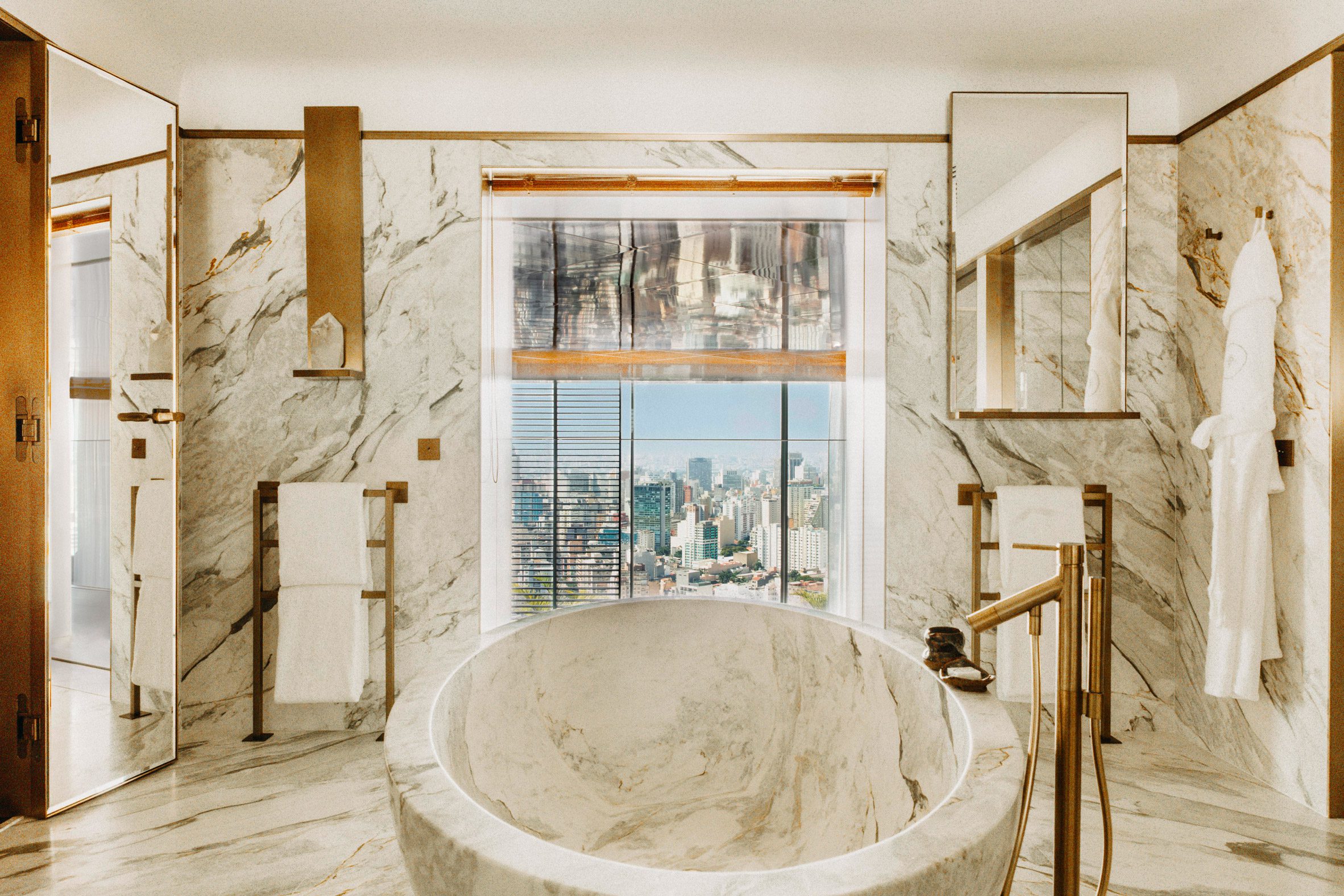 滿鋪大理石的浴室，搭配同樣材質的獨立蛋形浴缸