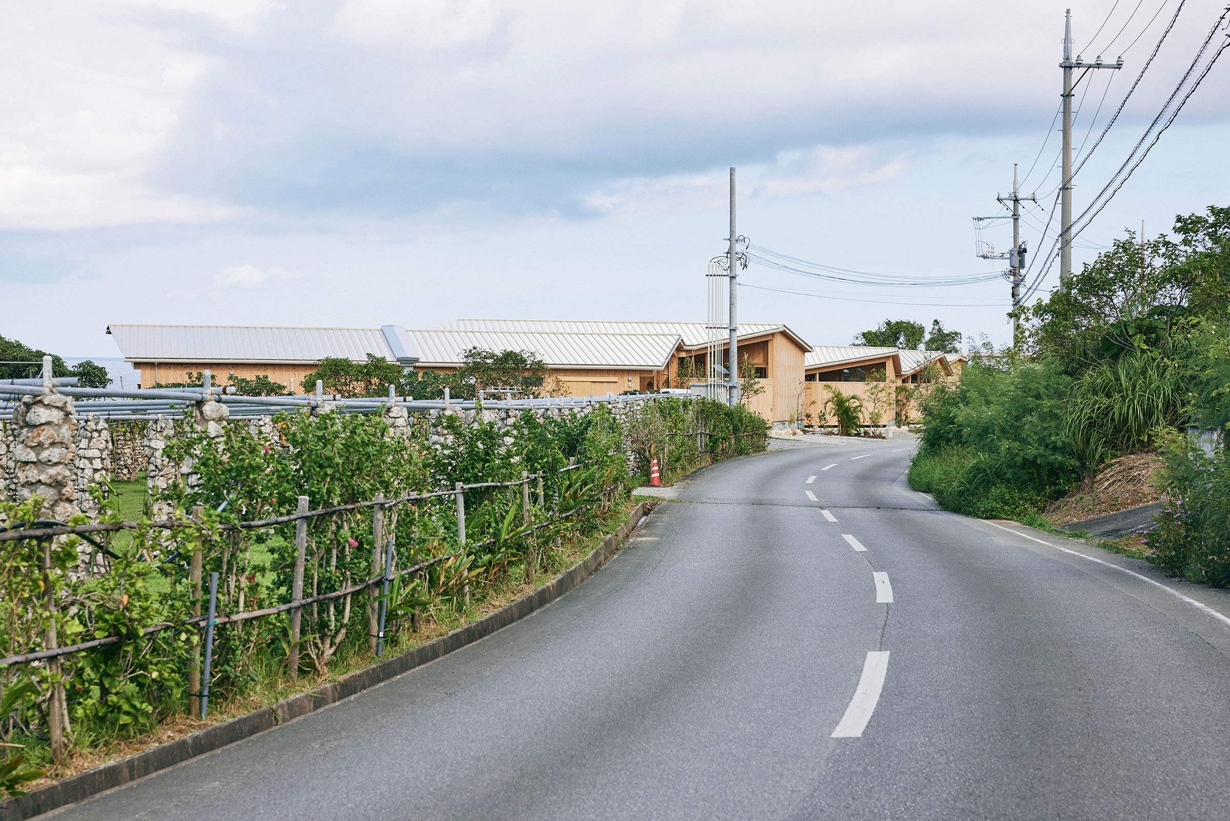 從那霸機場出發,驅車北上約 90 分鐘,即可抵達沖繩的古宇利島。這座島嶼以其綿延近 2 公里的古宇利大橋和絕美的海岸線景觀聞名。YAWN YARD Kouri Island 就座落於這片美麗的島嶼上