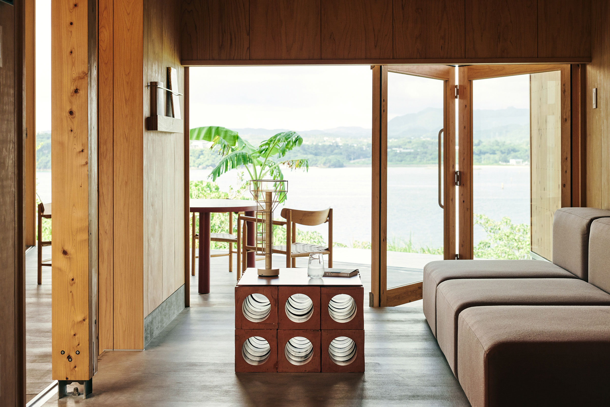 可開閉的大片折門，輕易讓住客享有半戶外的自然氛圍