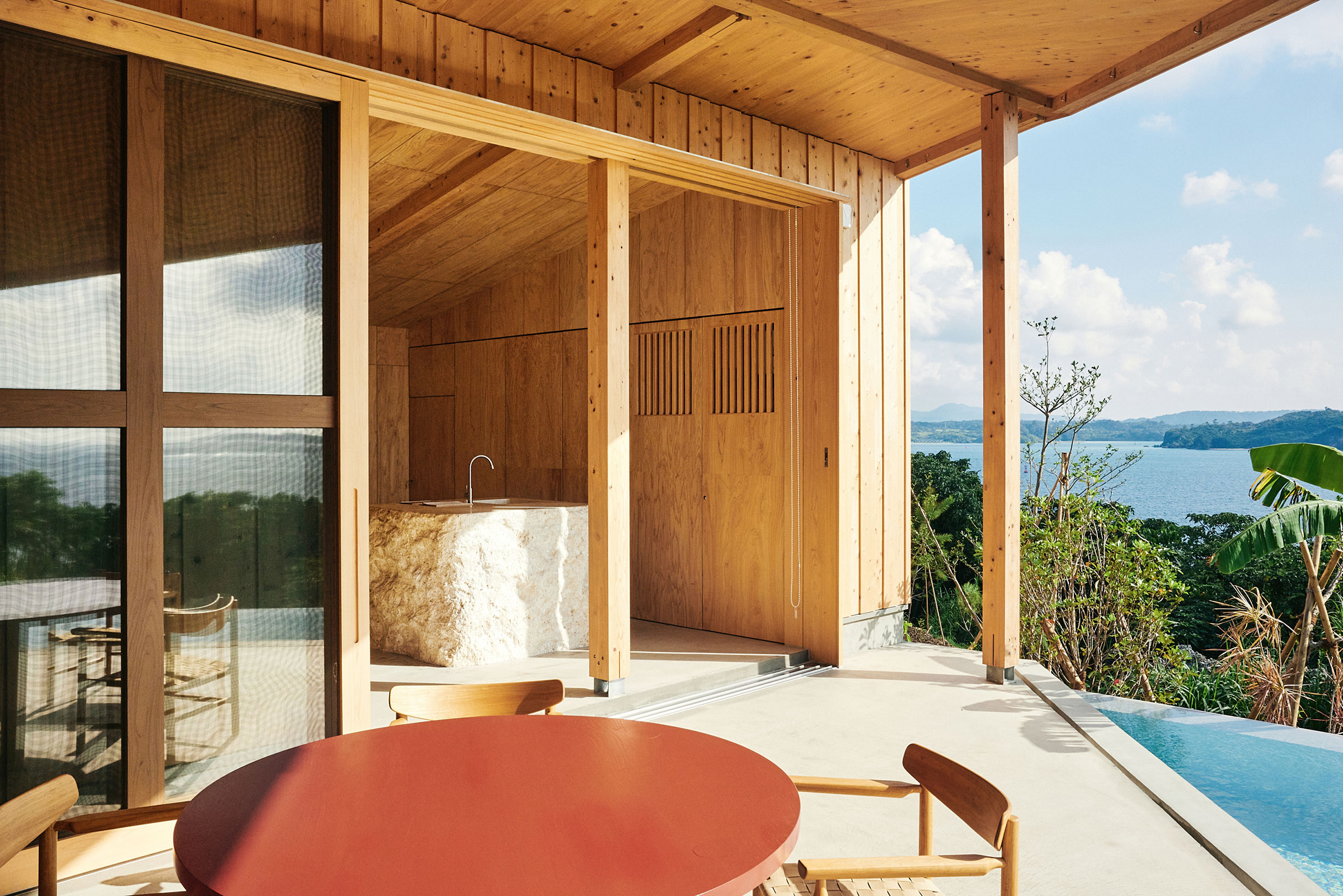 充滿光線、綠意和水的元素。飯店由八座獨立的「可住宿庭院」組成，每個庭院都採用「八字型」的設計，由兩個建築單元構成，創造出半戶外的用餐空間，既保有開放感，又能兼顧隱私