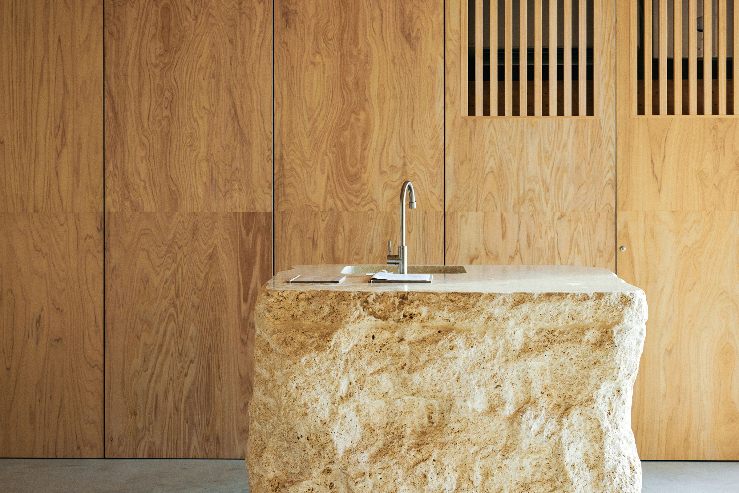 YAWN YARD Kouri Island 沖繩 Villa 古宇利島 長坂常 Schemata Architects 石製的洗手檯與木頭牆壁，樸實的質感令人感到溫暖