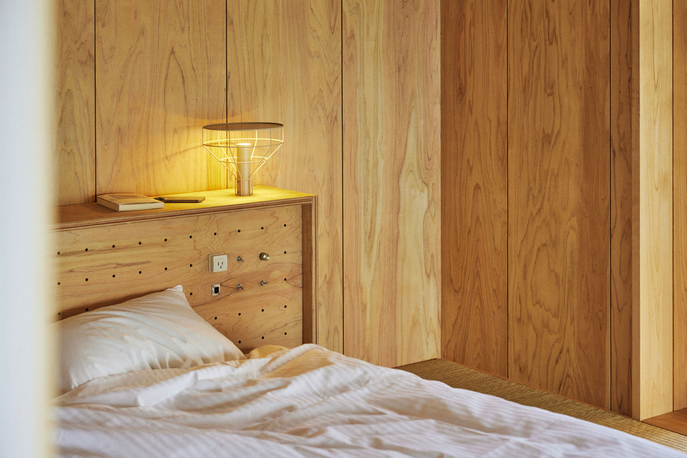 建築師也為 YAWN YARD Kouri Island 設計了一款名為 YARD LAMP 的燈具，其大把手方便住客移動燈具，無論是在室內或戶外，都能提供溫暖的光線