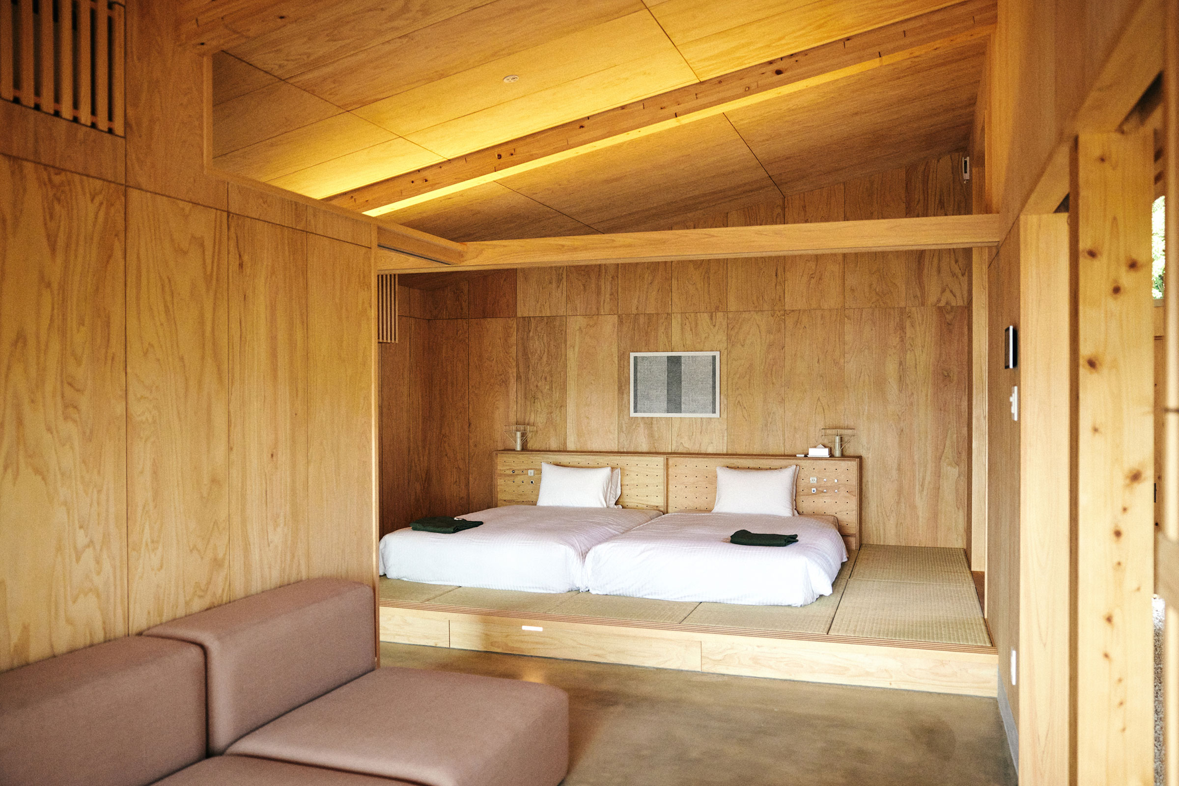 YAWN YARD Kouri Island 沖繩 Villa 古宇利島 長坂常 Schemata Architects 長坂常參考了琉球建築的傳統，並且採用堅固的 SE 工法，打造出現代風格的木造建築，使用具有溫暖質感的檜木作為樑柱等結構材料，為住客營造舒適宜人的空間氛圍
