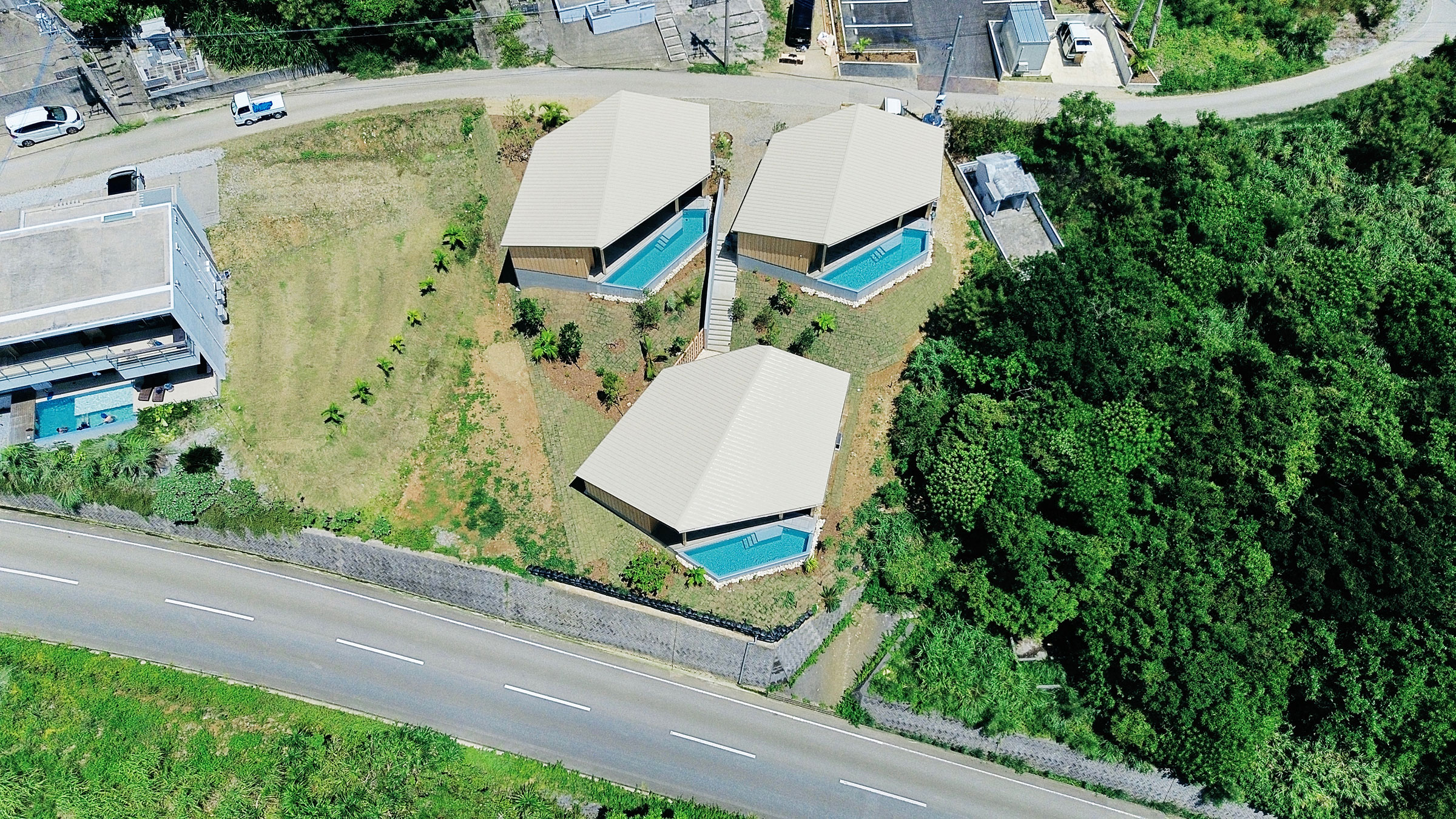 YAWN YARD 古宇利島全館共有5棟採用斜面屋頂的木屋建築，其中4棟提供為私人別墅使用，以「可以住宿的花園」為設計概念，每棟由2間客房與1座私人泳池組成，合計提供8間客房，也有提供包棟的私人別墅，可獨享2間客房與私人泳池