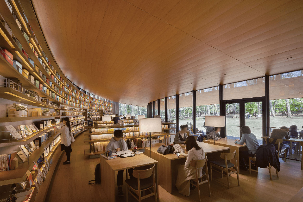MUFG PARK / LIBRARY 圖書館的建築設計，巧妙地將自然元素融入室內空間©Yoshida photo studio