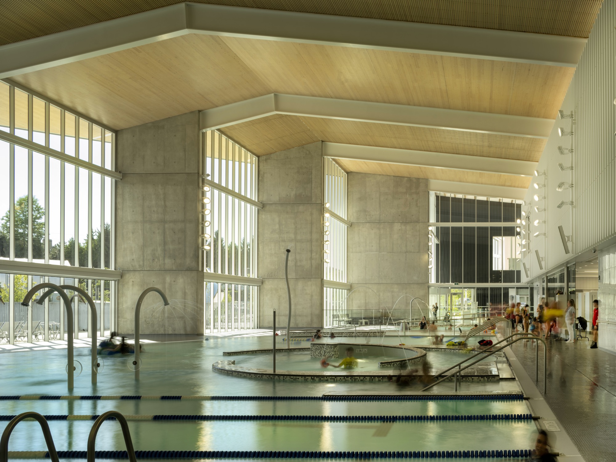 加拿大təməsew̓txʷ水上運動中心暨社區中心 運動館 體育館 游泳池結合水療SPA，成為各個年齡族群都愛用的休閒設施