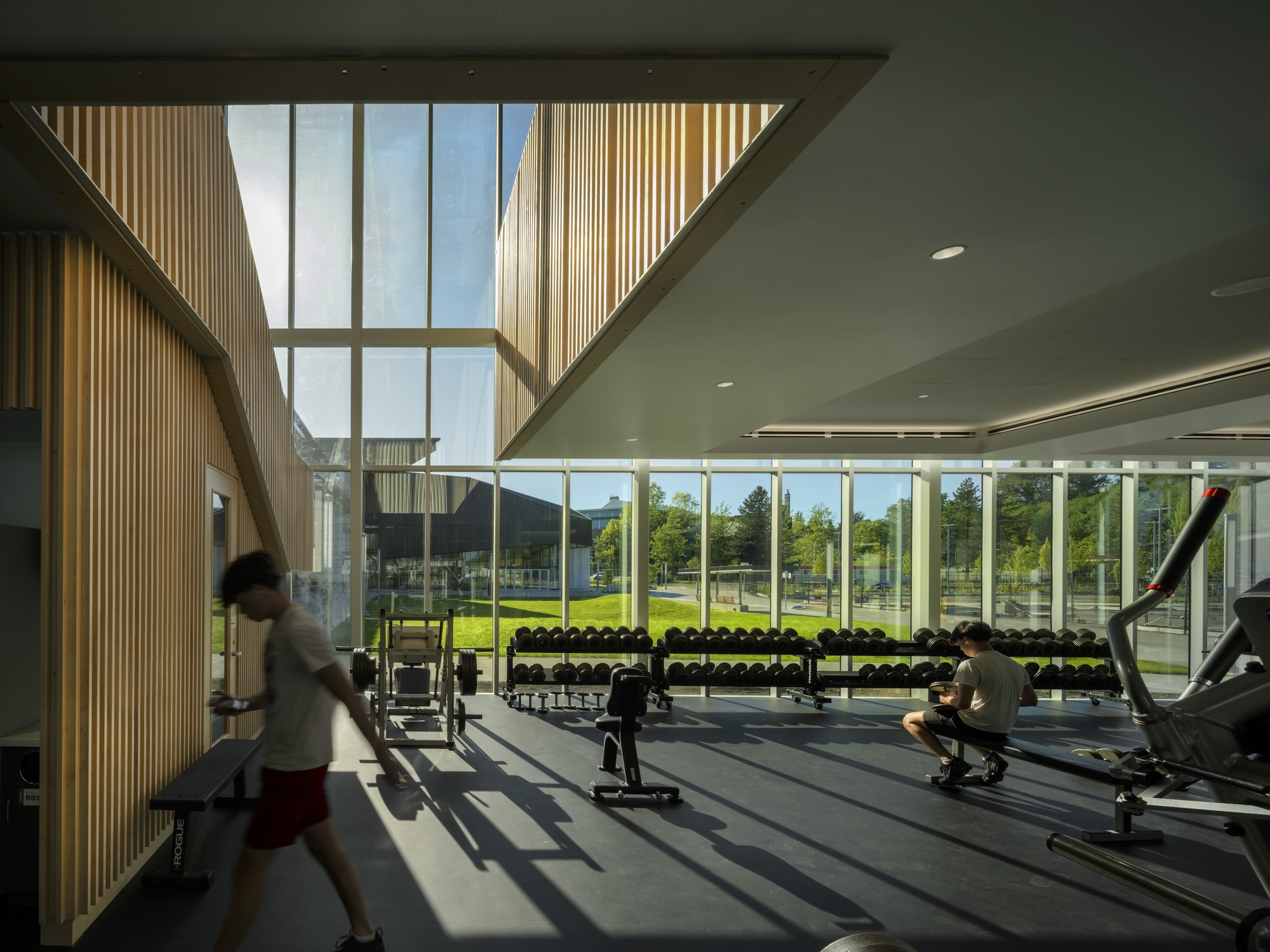 健身房採用大面玻璃，讓自然光灑入，並提供室內外景觀連結。Rogue健身器材以高性能支持運動需求。設計強調開放與專業性，為使用者打造活力滿滿的健康空間