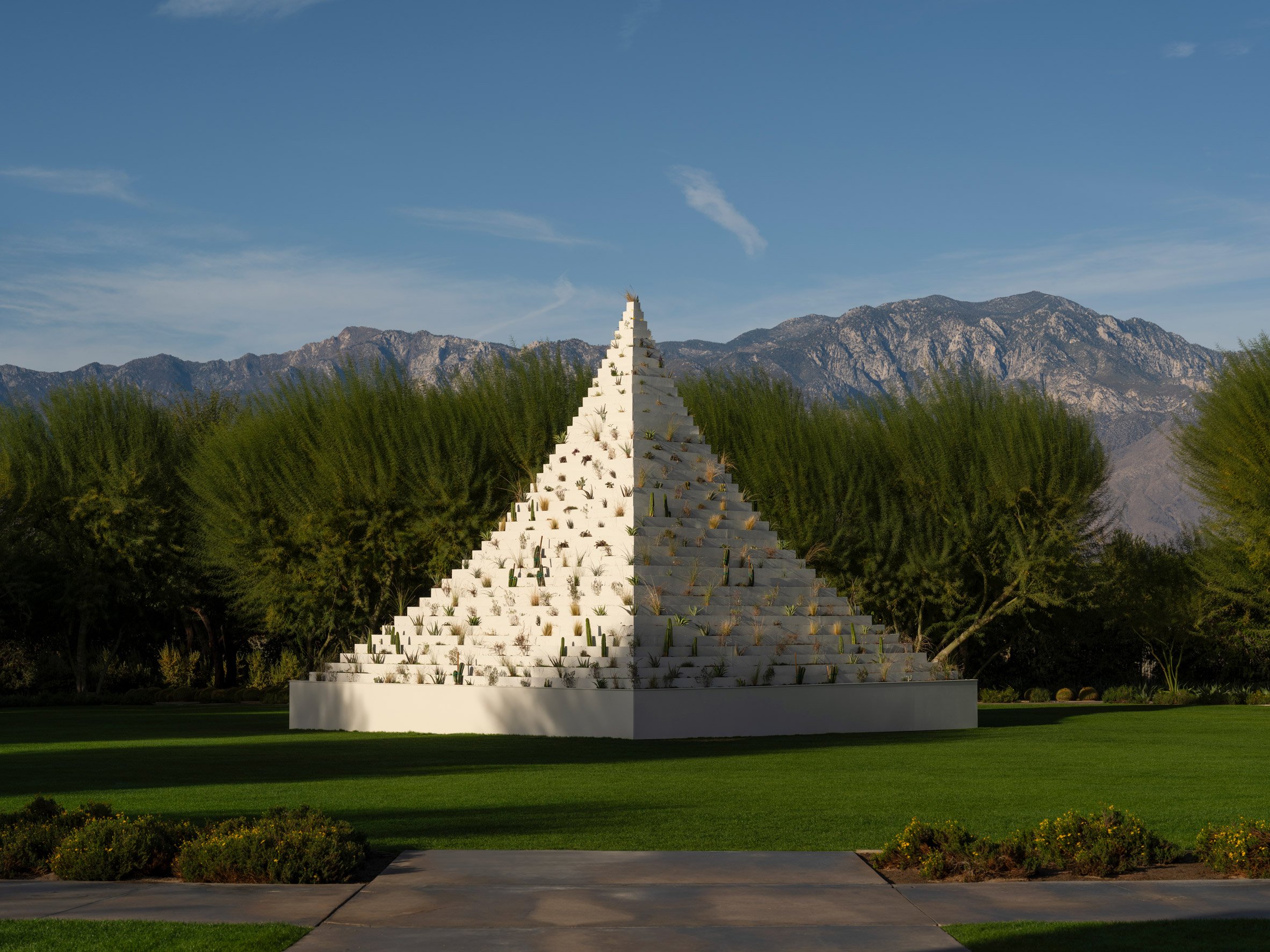 pyramidal installation Hungarian-American artist Agnes Denes has been installed in the Coachella Valley Desert X exhibition 美國加州沙漠裝置藝術