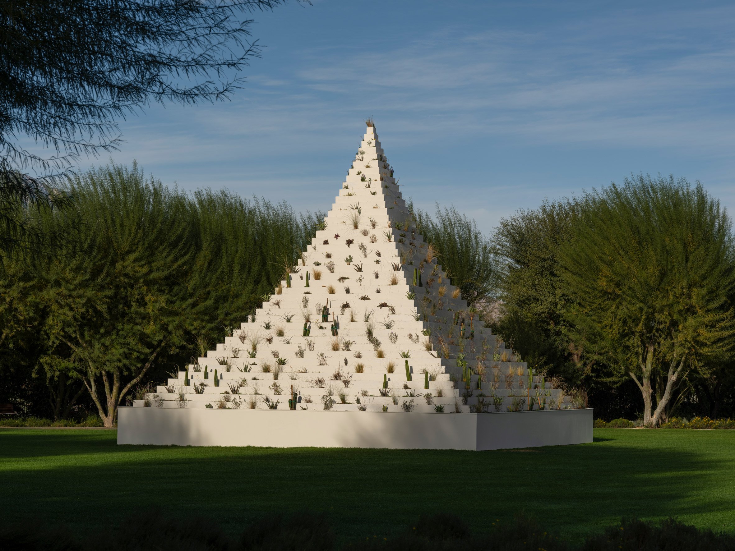 pyramidal installation Hungarian-American artist Agnes Denes has been installed in the Coachella Valley Desert X exhibition 美國加州沙漠裝置藝術