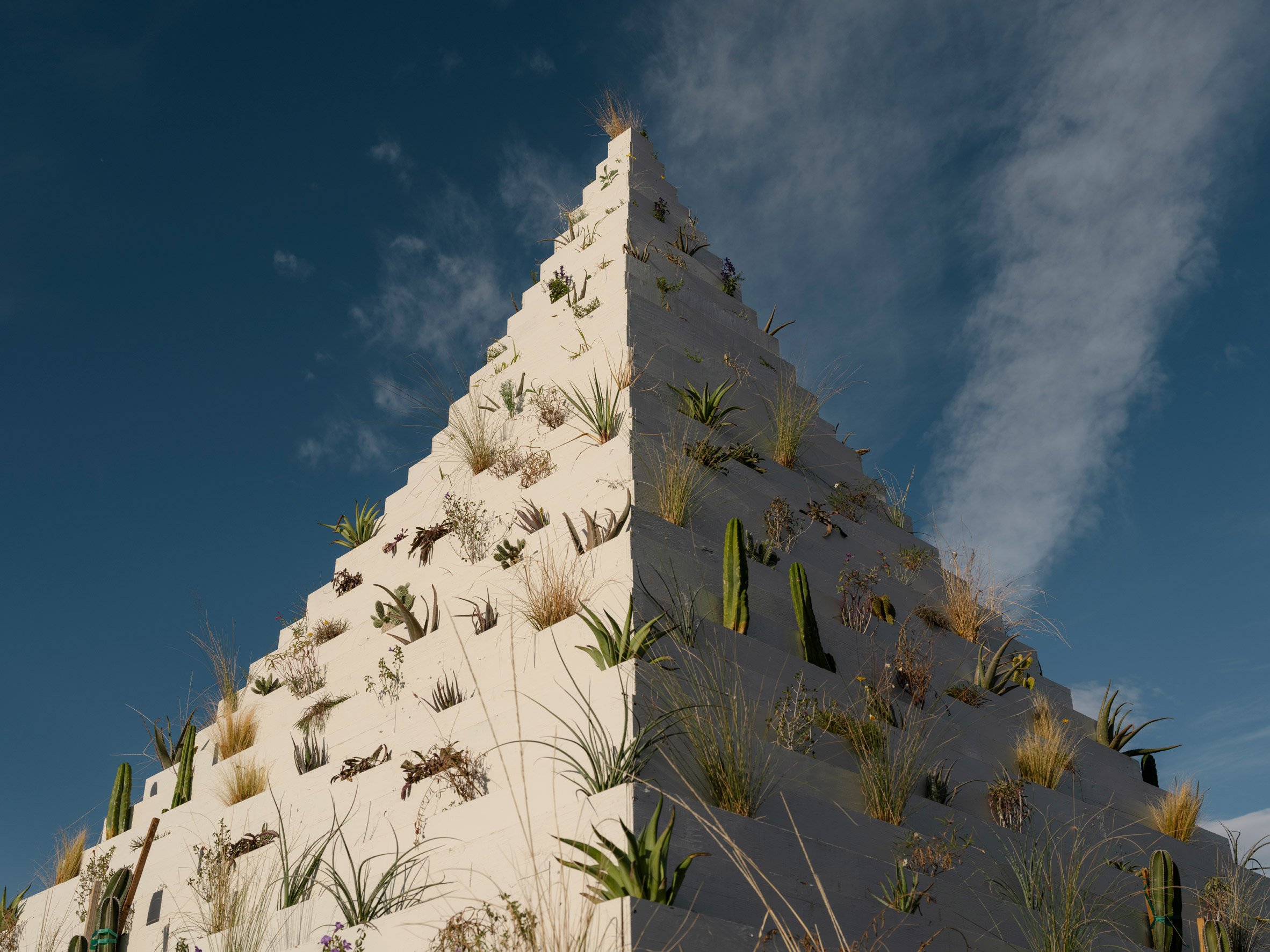 pyramidal installation Hungarian-American artist Agnes Denes has been installed in the Coachella Valley Desert X exhibition 美國加州沙漠裝置藝術