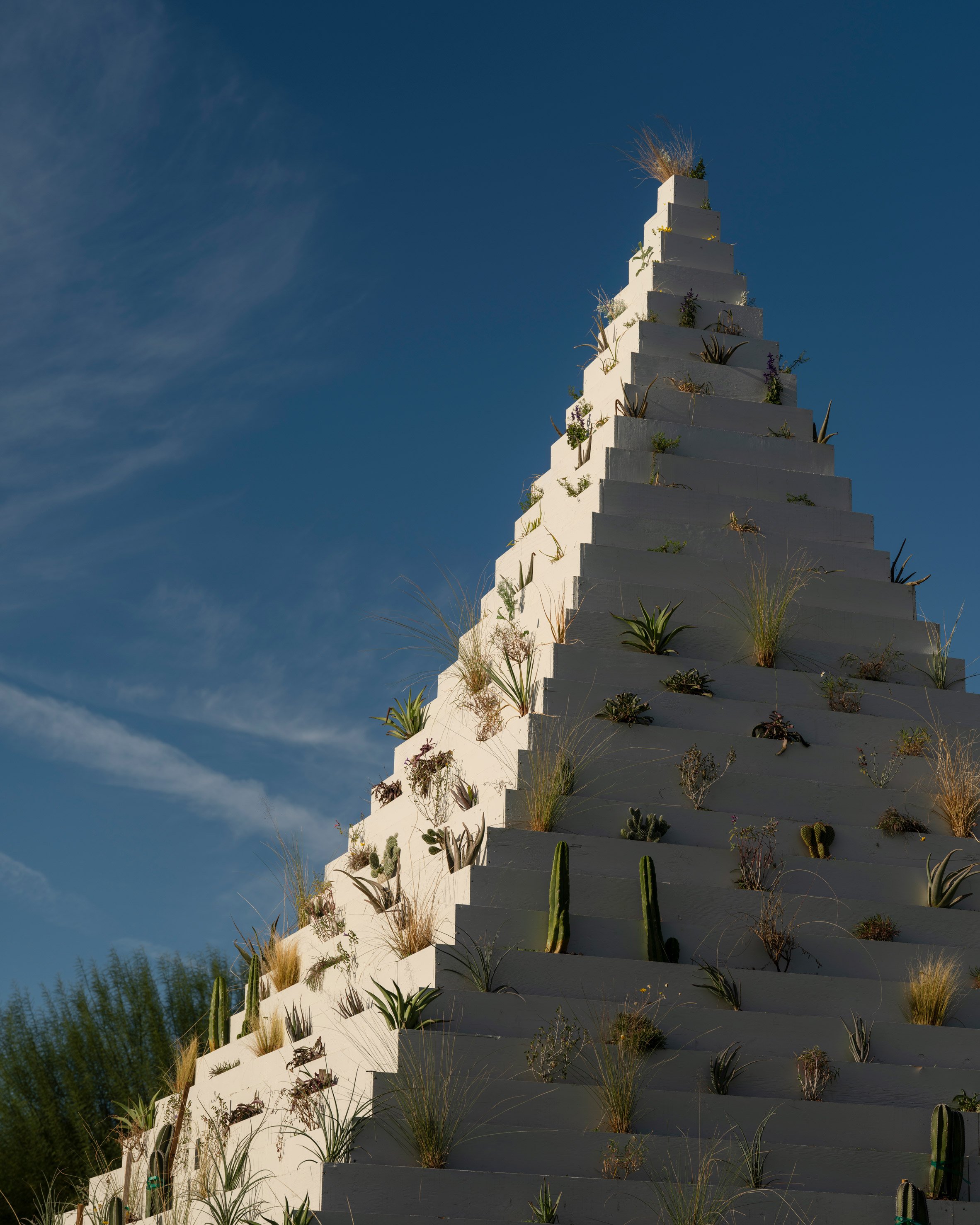 pyramidal installation Hungarian-American artist Agnes Denes has been installed in the Coachella Valley Desert X exhibition 美國加州沙漠裝置藝術